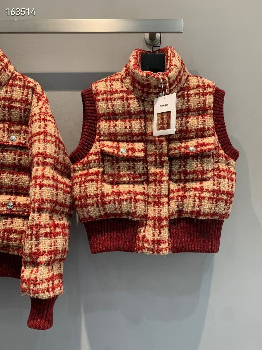 NO:606062,Equipped with dust bag, the new model is shipped. M (with dust bag) is originally developed for the C family autumn and winter ski series. Atmospheric red-brown tone woven tweed plaid down vest. National standard imported 90 white duck down filling!  Customized thread knitted edge stand-up collar version creates a handsome layered look that is both A and sassy!  The original customized hardware accessories have a fashionable and high-end feel, and it is highly recommended to keep them for yourself!  Custom woven camellia jacquard lining!  Size 36 38 40,,chanel,down jacket,alexander wang19860909配防尘袋新款出货啦M（配防尘袋）原版开发 C家秋冬滑雪系列.氛围感红棕色调编织粗花呢格纹羽绒马甲.国标进口90白鸭绒填充！定制螺纹针织收边立领版型打造叠搭造型帅气的调调又A又飒！原版定制五金配件自带时髦高级感,强烈推荐自留款！定织山茶花提花里布！码数36 38 40,,chanel,down jacket,alexander wang,Women's clothing