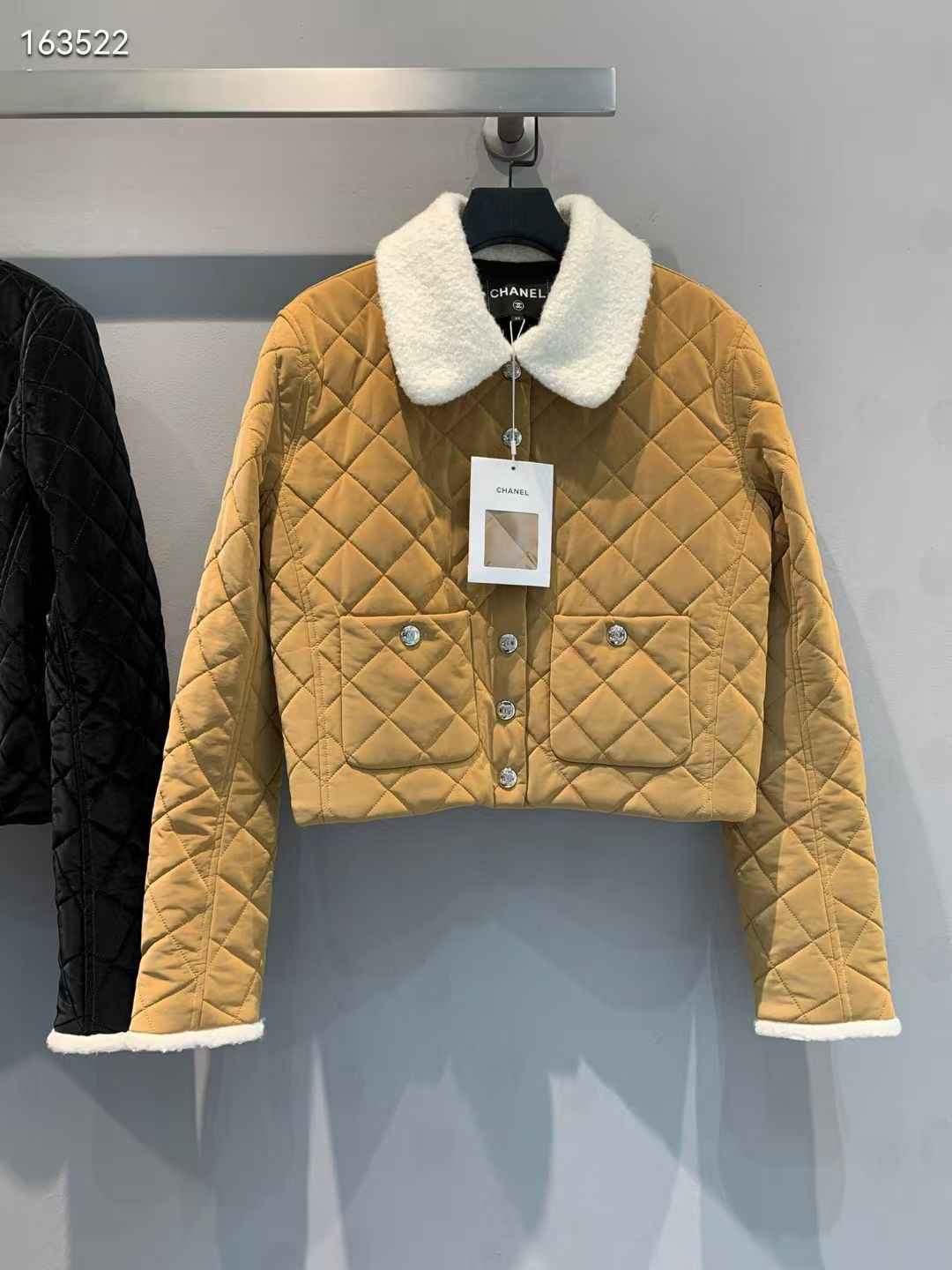 NO:606066,Equipped with dust bag, the new model is shipped. M (with dust bag) is the original development of C's autumn and winter ski series double C furry lapel clothing. It is made of imported patent leather. The surface is smooth and delicate, and the gloss is excellent. It is not only wear-resistant, but also has good windproof performance, making your autumn and winter travel worry-free. The classic rhombus row split design in appearance makes the fabric more three-dimensional, rich in visual effects, and the upper body looks slimmer and not bloated!  Code number 36 38 40,,chanel,alexander wang19860909配防尘袋新款出货啦M（配防尘袋）原版开发 C家秋冬滑雪系列双C毛毛翻领服.采用了进口漆皮绒 表面光滑细腻,光泽度极佳不仅耐磨损,还具有很好的防风性能,让你的秋冬出行无忧.外观经典菱格行线分割设计使得面料更加立体,视觉效果丰富,上身显瘦不臃肿！码数36 38 40,,chanel,alexander wang,Women's clothing