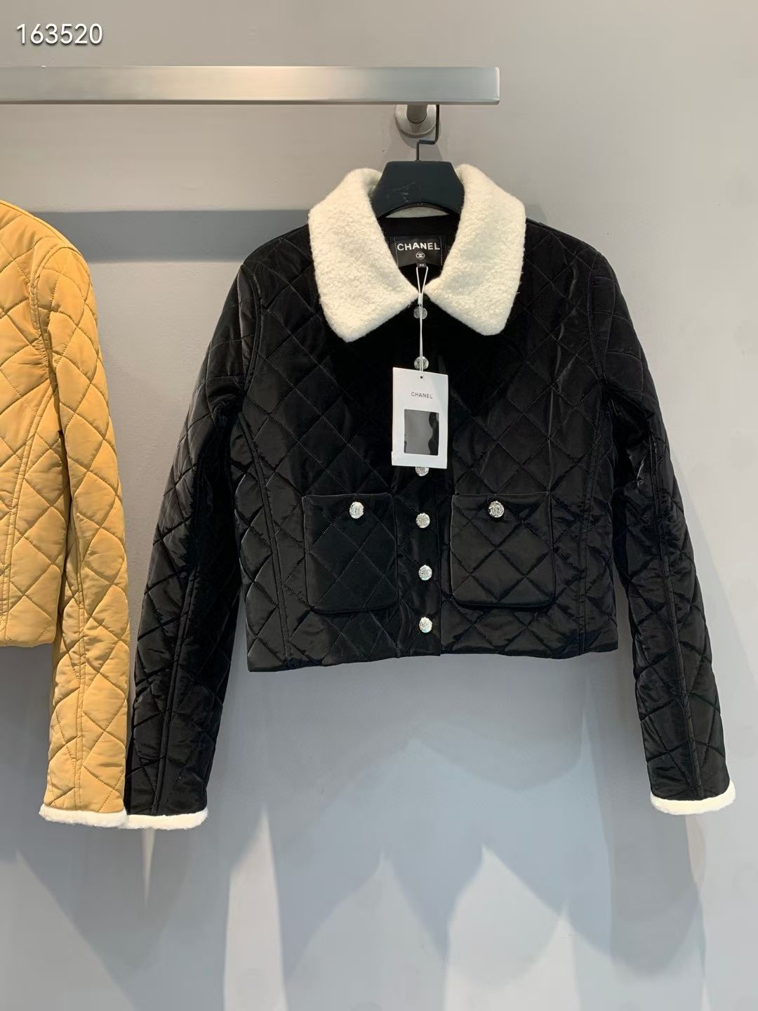 NO:606070,Equipped with dust bag, the new model is shipped. M (with dust bag) is the original development of C's autumn and winter ski series double C furry lapel clothing. It is made of imported patent leather. The surface is smooth and delicate, and the gloss is excellent. It is not only wear-resistant, but also has good windproof performance, making your autumn and winter travel worry-free. The classic rhombus row split design in appearance makes the fabric more three-dimensional, rich in visual effects, and the upper body looks slimmer and not bloated!  Code number 36 38 40,,chanel,alexander wang19860909配防尘袋新款出货啦M（配防尘袋）原版开发 C家秋冬滑雪系列双C毛毛翻领服.采用了进口漆皮绒 表面光滑细腻,光泽度极佳不仅耐磨损,还具有很好的防风性能,让你的秋冬出行无忧.外观经典菱格行线分割设计使得面料更加立体,视觉效果丰富,上身显瘦不臃肿！码数36 38 40,,chanel,alexander wang,Women's clothing