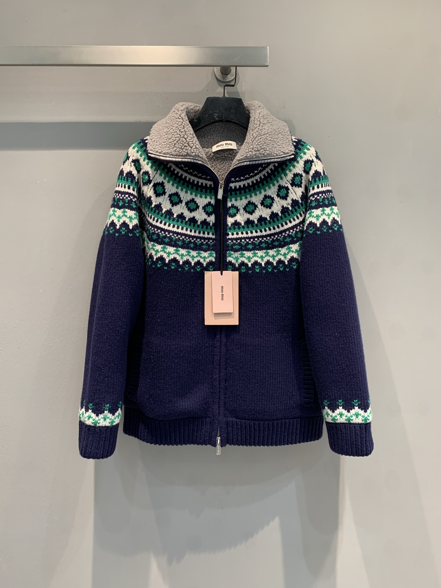 NO:606077,The new model is out. MMiumi* autumn and winter new retro fashionable Fair Isle pattern sherpa collar sweater, dark blue main color + white and green geometric jacquard, full of Nordic atmosphere! The sherpa lapel is super soft and has perfect warmth retention. Sheep wool material, loose silhouette + zipper design, easy to put on and take off, easy to wear in casual or college style. The Fair Isle pattern combines nautical and natural elements, retro and modern, a must-have for autumn and winter!  Code numberSML,,miumiu,sweaters,alexander wang19860909新款出货啦MMiumi*秋冬新款复古时髦费尔岛纹羊羔绒领毛衣,深蓝主色+白绿几何提花,北欧氛围感拉满!羊羔绒翻领超柔软,保暖力满分.绵羊毛材质,宽松廓形+拉链设计,穿脱方便,休闲or学院风都能轻松驾驭计.费尔岛纹样融合航海与自然元素,复古又有现代感,秋冬百搭必备! 码数SML,,miumiu,sweaters,alexander wang,Women's clothing