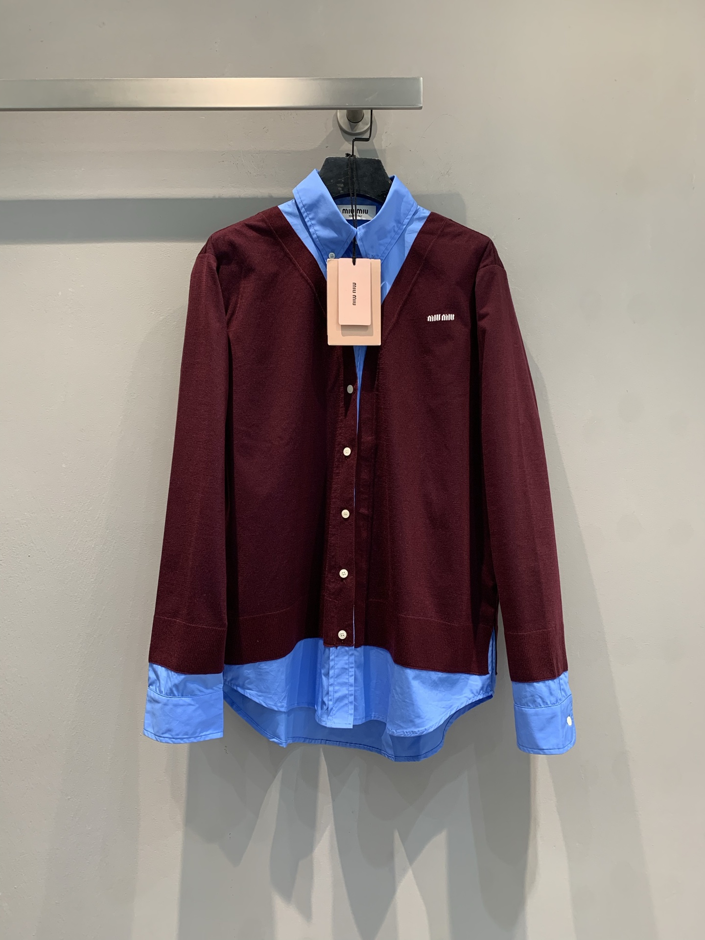 NO:606083,The new model is shipped M Miumi* Autumn and winter new retro college style contrasting fake two-piece knitted cardigan, cashmere blended material, soft and warm ~ Burgundy knitted outer layer + blue shirt inside, super layered design, retro and fashionable. Classic 'CP' color matching, easy to control for commuting and leisure, elegant and personalized! It looks great with simple trousers or skirts, switch styles at will ~ Size SML, miumiu, skirts, shirts, alexander wang19860909新款出货啦M Miumi*秋冬新款复古学院风撞色假两件针织开衫,羊绒混纺材质,柔软又保暖~外层酒红针织+内搭蓝色衬衫,叠穿设计超有层次感,复古又时髦 .经典“CP”配色,通勤休闲都能轻松驾驭,优雅又有个性!搭配简约裤装或裙装都很出彩,随心切换风格~码数SML,,miumiu,skirts,shirts,alexander wang,Women's clothing