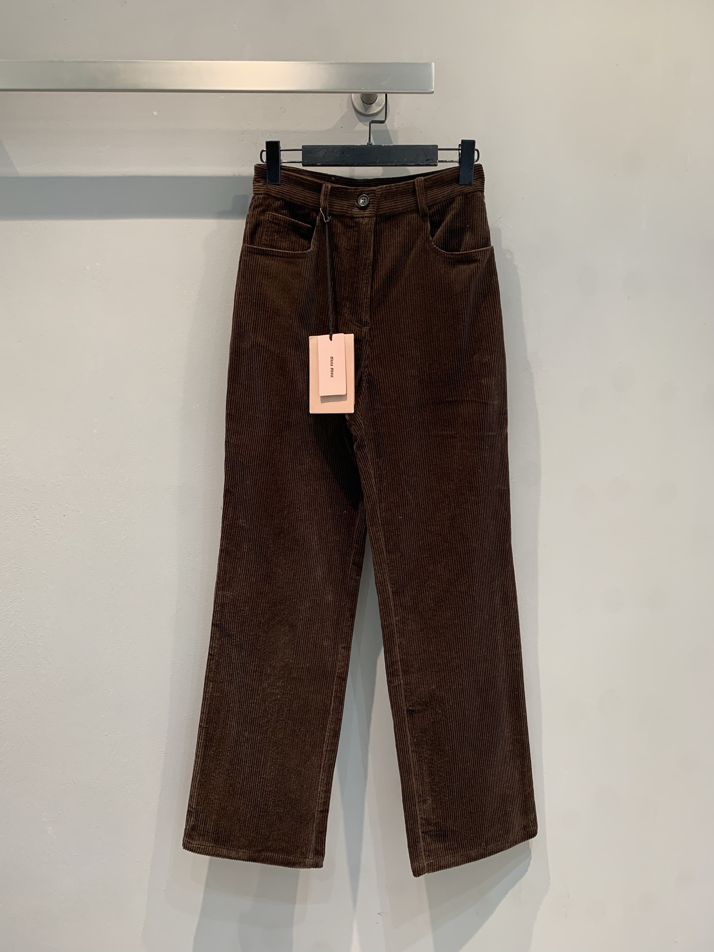 NO:610382,The new model is out. Miumi*2025 new retro fashionable brown corduroy wide-leg pants for autumn and winter, full of retro feel, soft and textured. Loose straight cut + high waist design, lengthening the legs and modifying the figure, very suitable for autumn and winter. Paired with a leather belt, the layering is up, it looks great with any shirt, knitted sweater or sweater, and can be easily managed for commuting and leisure! Size SML,,miumiu,sweaters,shirts,alexander wang19860909新款出货啦 Miumi*2025秋冬新款复古时髦棕色灯芯绒阔腿裤,复古感满满,触感柔软有质感.宽松直筒剪裁+高腰设计,显腿长又修饰身形,秋冬穿超合适.搭配皮质腰带,层次感up,随便配衬衫、针织衫或毛衣都很出彩,通勤休闲都能轻松驾驭! 码数SML,,miumiu,sweaters,shirts,alexander wang,Women's clothing