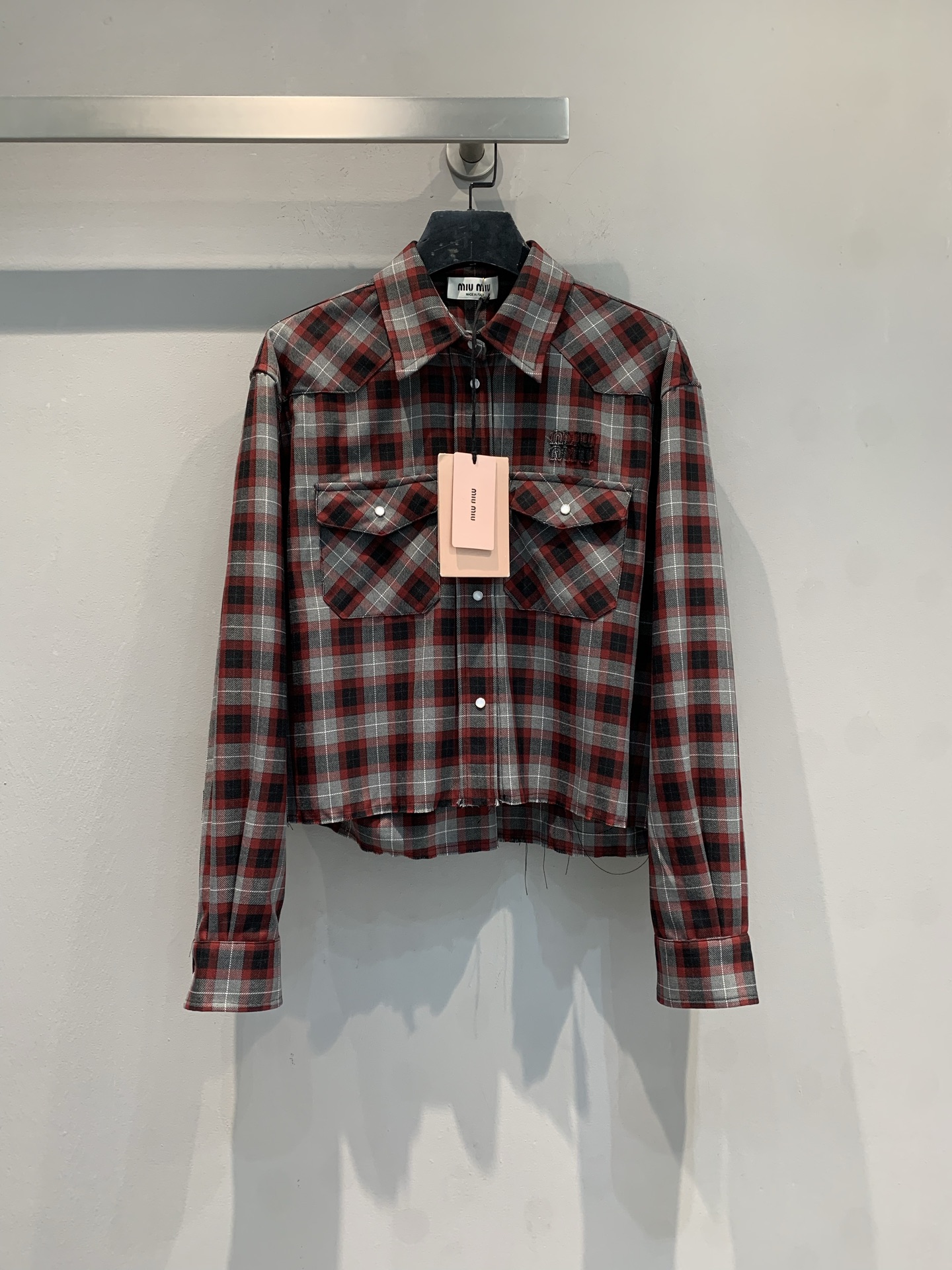 NO:610377,M Miumi* 2025 new autumn and winter new retro wool plaid shirt, burgundy and gray intertwined, classic and textured. High-quality sheep wool fabric, soft and comfortable, super friendly for daily wear. Short loose fit + double chest pockets, practical and design. Whether worn with jeans or skirts, you can easily create a retro fashionable style, it is a must-have item for your autumn and winter wardrobe. Size SML, miumiu, skirts, jeans, shirts, alexander wang19860909新款出货啦M Miumi*2025秋冬新款复古羊毛格纹衬衫,酒红与灰色交织,经典又有质感.高品质绵羊毛面料,柔软舒适,日常穿着超友好计.短款宽松版型+胸前双口袋,实用又有设计感.无论搭牛仔裤还是半裙,都能轻松打造复古时髦风,是秋冬衣橱必备单品.码数SML,,miumiu,skirts,jeans,shirts,alexander wang,Women's clothing