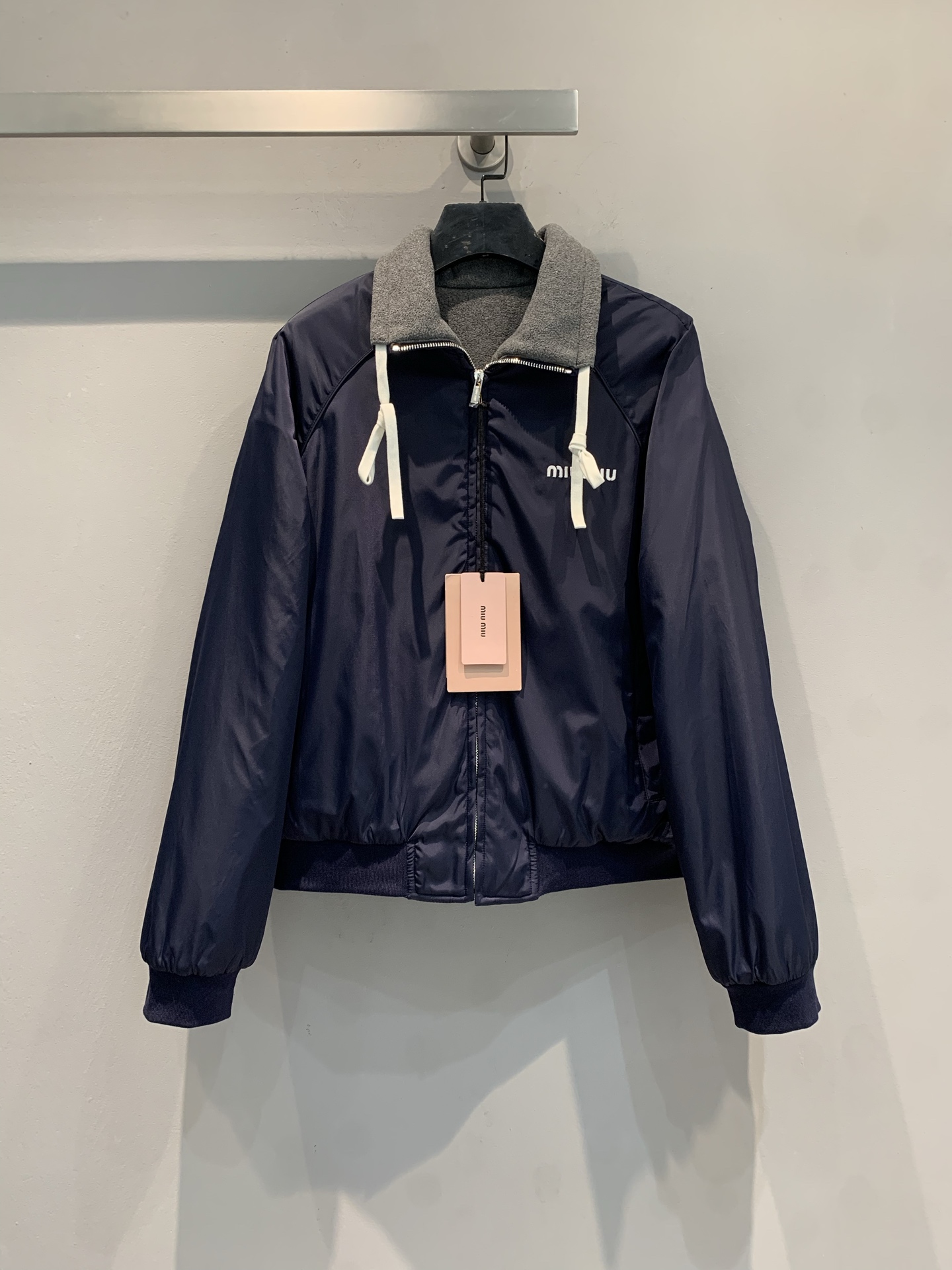 NO:606786,New model shipped M Miumi* 2025 new retro fashionable double-sided polar fleece jacket for autumn and winter, one side is smooth and the other side is polar fleece, you can switch styles at will, super practical! The outer layer is dark gray windproof, and the inner layer is light gray soft, just perfect for autumn and winter wear. Zipper + drawstring design, warm and comfortable, can be used for commuting and leisure. The 'miu' embroidery on the front is low-key and recognizable, simple and versatile, looks good no matter how you match it, it is a must-have item for winter wardrobe!  Size SML,,miumiu,jackets & coats,alexander wang19860909新款出货啦M Miumi*2025秋冬新款复古时髦双面穿摇粒绒外套,一面光滑一面摇粒绒,随心切换风格,超实用!外层深灰防风,内里浅灰柔软,秋冬穿刚刚好慕.拉链+抽绳设计,保暖又舒适,通勤休闲都能hold住.正面“miu ”刺绣低调有辨识度,简约百搭,怎么搭都好看,是冬季衣橱必备单品! 码数SML,,miumiu,jackets & coats,alexander wang,Women's clothing