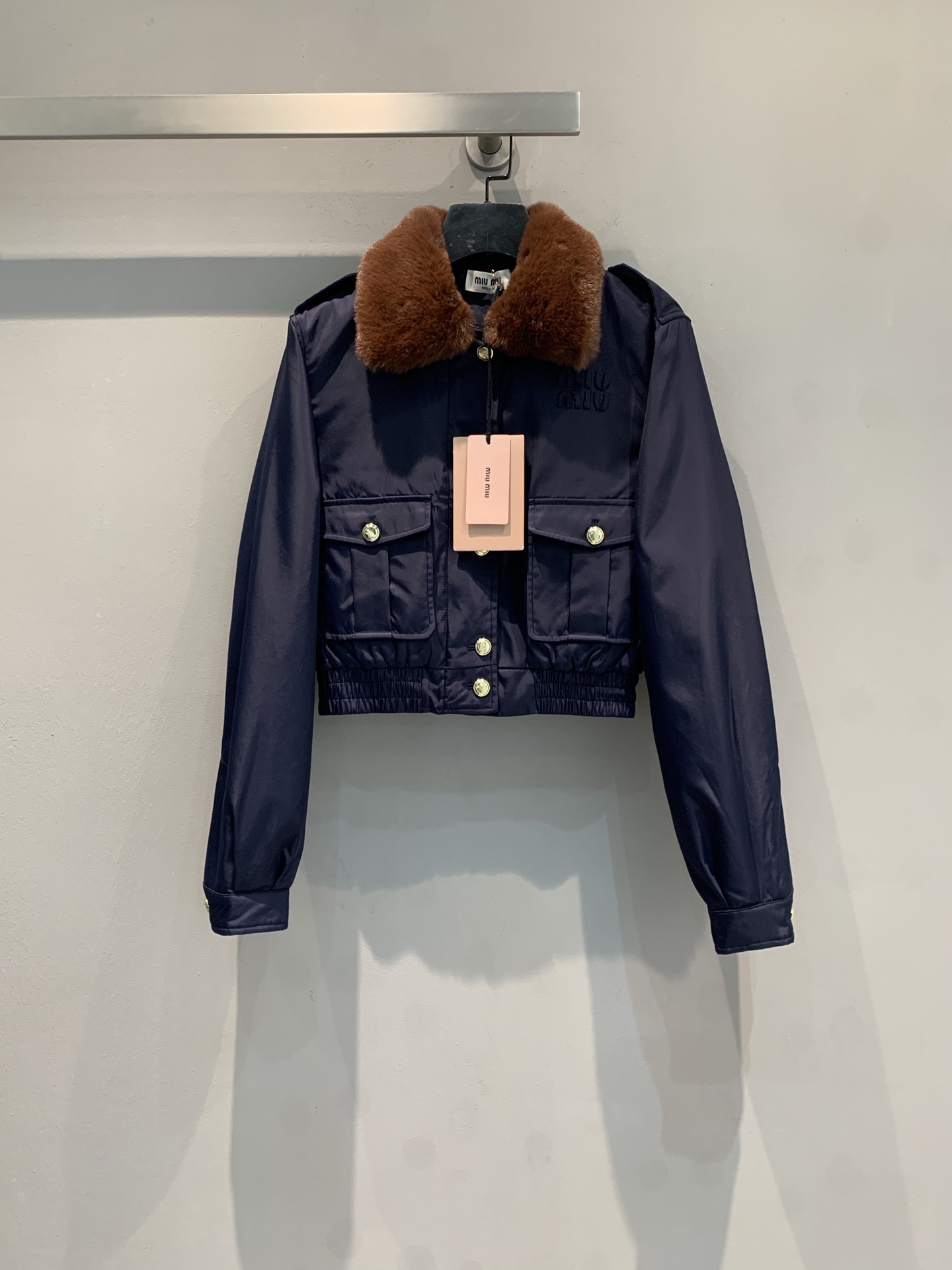 NO:606813,The new model is shipped M Miumi*2025 new fashionable retro fur collar bomber jacket for autumn and winter, dark navy with brown wool collar, full of retro college style! Short box cut + horizontal quilting, gold buttons embellishment are super textured. Two flap pockets, practical and handsome, layered with high-waisted bottoms in autumn and winter, easily create a sweet and cool girly look ~ Size SML,, miumiu, jackets & coats, alexander wang19860909新款出货啦M Miumi*2025秋冬新款时髦复古毛领飞行员夹克,深海军蓝配棕羊毛领,复古学院风满满!短款箱型剪裁+横向绗缝,金色纽扣点缀超有质感.两个翻盖口袋,实用又帅气,秋冬叠穿高腰下装,轻松打造甜酷少女感~码数SML,,miumiu,jackets & coats,alexander wang,Women's clothing