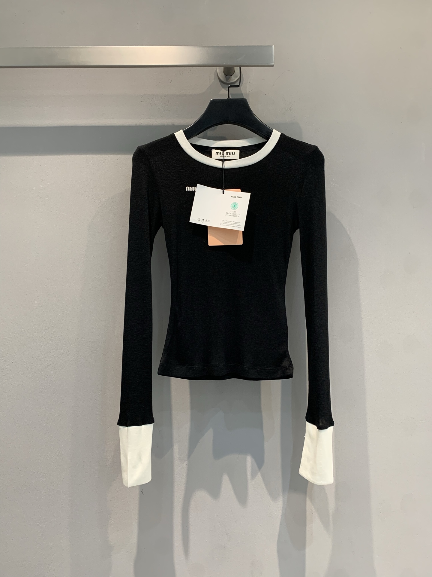 NO:606086,The new model has arrived. M Miumi* contrasting color long-sleeved bottoming shirt. The classic contrasting color design is super layered. The collar and cuffs are embellished with white edges. It is simple and fashionable. Soft wool blended fabric, comfortable and skin-friendly to wear. The slim fit fits the body shape and easily shows off your curves. It looks great with jeans or skirts and can be easily worn for commuting and leisure! Size SML,, miumiu, skirts, jeans, alexander wang19860909新款出货啦M Miumi*撞色长袖打底衫,经典撞色设计超有层次感,领口和袖口白色边缘点缀,简约又时髦.柔软羊毛混纺面料,穿着舒适亲肤,修身版型贴合身形,轻松展现曲线美.无论搭配牛仔裤还是半身裙都很出彩,通勤休闲都能轻松驾驭! 码数SML,,miumiu,skirts,jeans,alexander wang,Women's clothing