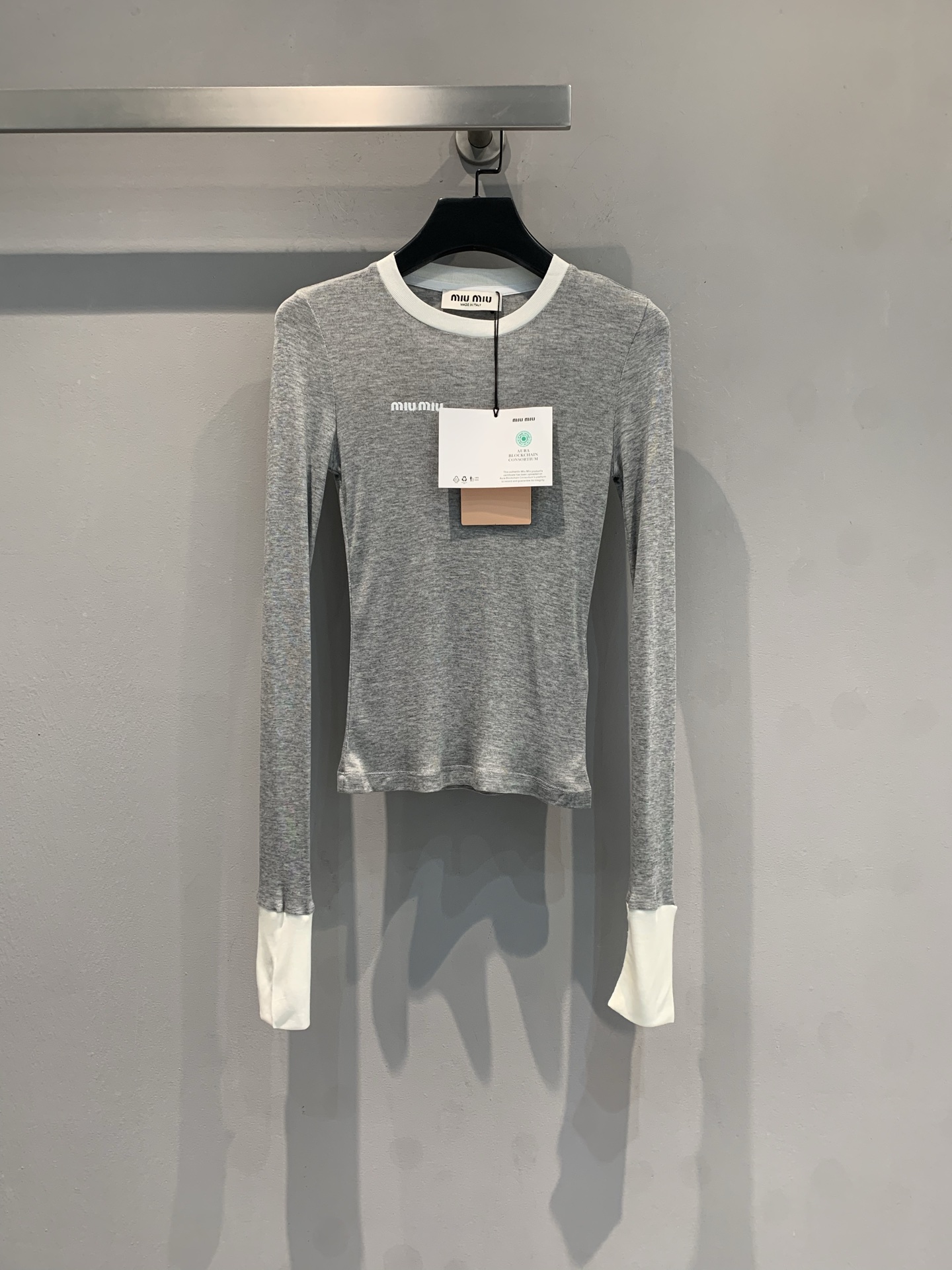 NO:606092,The new model has arrived. M Miumi* contrasting color long-sleeved bottoming shirt. The classic contrasting color design is super layered. The collar and cuffs are embellished with white edges. It is simple and fashionable. Soft wool blended fabric, comfortable and skin-friendly to wear. The slim fit fits the body shape and easily shows off your curves. It looks great with jeans or skirts and can be easily worn for commuting and leisure! Size SML,, miumiu, skirts, jeans, alexander wang19860909新款出货啦M Miumi*撞色长袖打底衫,经典撞色设计超有层次感,领口和袖口白色边缘点缀,简约又时髦.柔软羊毛混纺面料,穿着舒适亲肤,修身版型贴合身形,轻松展现曲线美.无论搭配牛仔裤还是半身裙都很出彩,通勤休闲都能轻松驾驭! 码数SML,,miumiu,skirts,jeans,alexander wang,Women's clothing