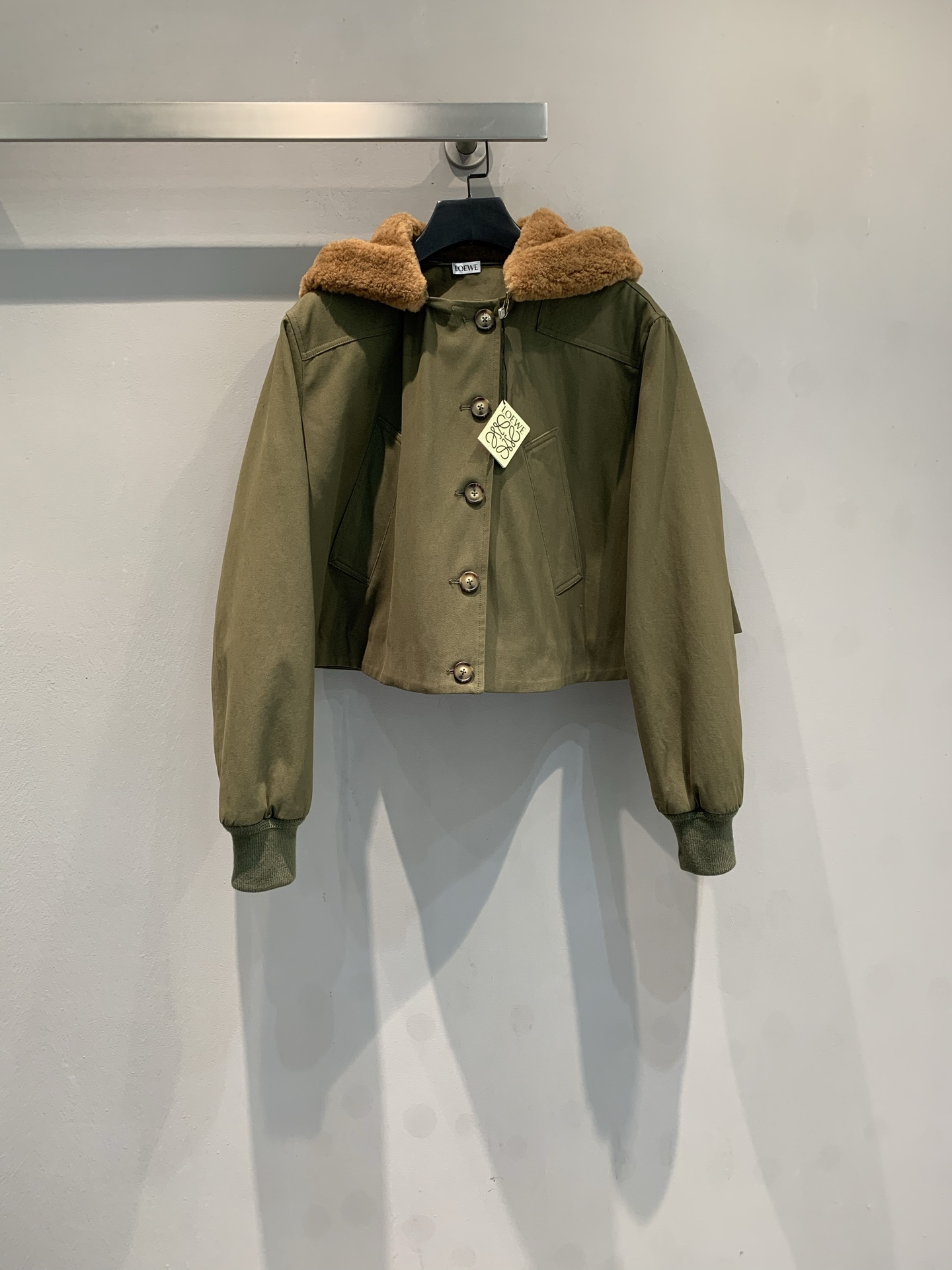 NO:610392,The new model is shipped. Loew*2025 new retro fashionable army green fur collar short jacket for autumn and winter. Light army green suede material + caramel plush lapel, retro and playful! The short cut elongates the body proportions and looks great with skirts or casual pants. Metal buttons + cuff wrist details are practical and design-friendly. It is warm and fashionable for autumn and winter wear, and is a popular choice for fashion lovers! Size SML, loewe, skirts, jackets &  coats, chamois leather, alexander wang19860909新款出货啦 Loew*2025秋冬新款复古时髦军绿色毛领短款外套.浅军绿色麂皮材质+焦糖色毛绒翻领,复古又俏皮!短款剪裁拉长身形比例,搭配裙子或休闲裤都很出彩汁.金属纽扣+袖口手腕细节,实用又有设计感.秋冬穿既保暖又时髦,是时尚爱好者的热门选择! 码数SML,,loewe,skirts,jackets & coats,chamois leather,alexander wang,Women's clothing