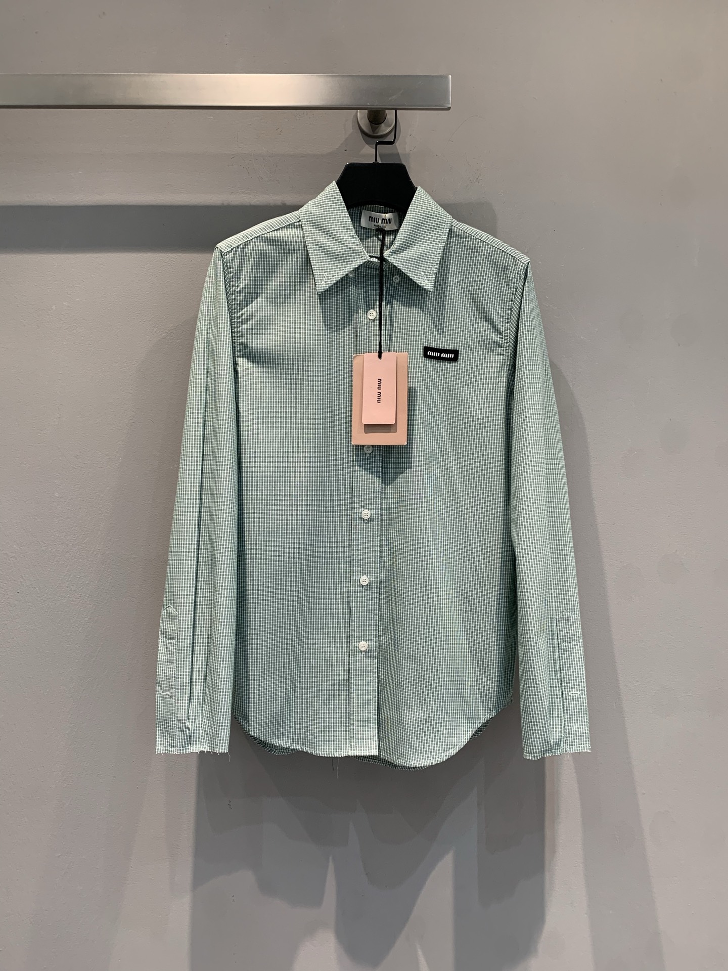 NO:610410,The new model is out. Miumi*2026 early spring new college style retro green plaid shirt, emerald green main color, fresh and elegant, light cotton fabric is super breathable, super comfortable to wear in spring and summer. Embroidered logo on the chest, perfect details, short design is more playful, looks great with high-waisted pants or skirts. Size SML, miumiu, skirts, shirts, alexander wang19860909新款出货啦 Miumi*2026早春新款学院风复古绿色格纹衬衫,祖母绿主色调,清新优雅,轻薄棉质面料超透气,春夏穿超舒服.胸前刺绣徽标,细节满分,短款设计更显俏皮,搭高腰裤或裙子都很出彩.码数SML,,miumiu,skirts,shirts,alexander wang,Women's clothing