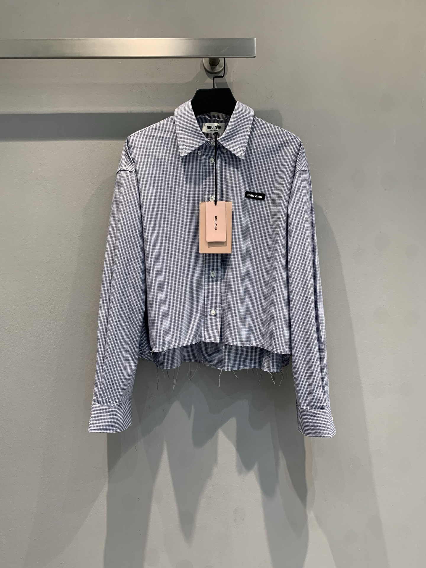 NO:610404,The new model is shipped. Miumi*2026 new early spring college style badge logo plaid shirt. Classic blue plaid + chest Logo badge, highly recognizable. Made of cotton, soft and breathable, super comfortable to wear! Short cut + unwrapped lapels, retro and modern, OK to wear alone or layered ~ can be easily controlled for daily commuting and leisure, elegant and fashionable! Size SML,, miumiu, shirts, alexander wang19860909新款出货啦 Miumi*2026早春新款学院风徽章logo格纹衬衫.经典蓝色格纹+胸前Logo徽章,辨识度超高计.全棉材质,柔软透气,穿着超舒服!短款剪裁+不包边翻领,复古又有现代感,单穿or叠穿都OK~日常通勤、休闲都能轻松驾驭,优雅又时髦! 码数SML,,miumiu,shirts,alexander wang,Women's clothing