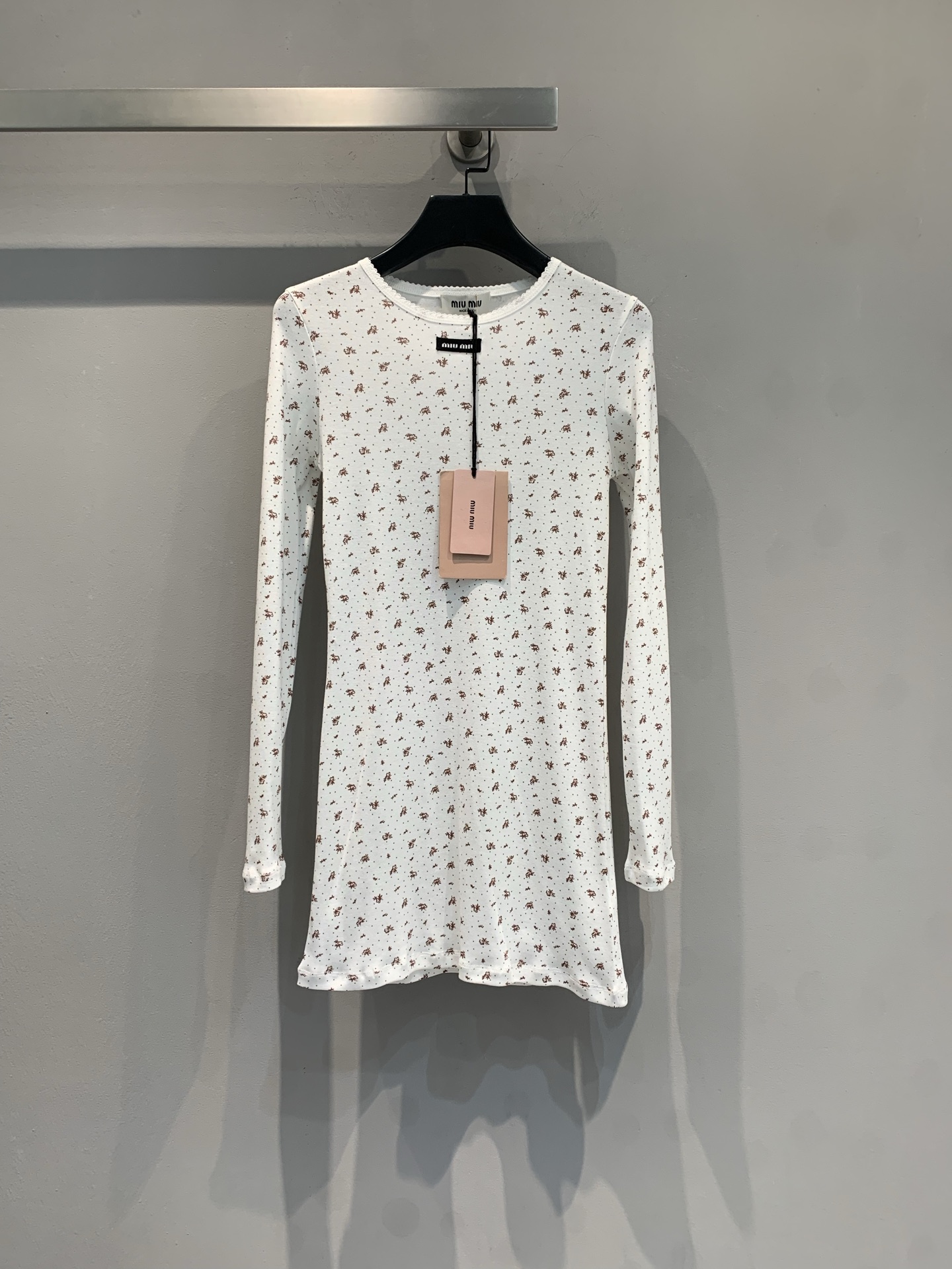 NO:610368,M Miumi* 2025 new fashionable and versatile bottoming floral long-sleeved dress for autumn and winter, made of soft and skin-friendly pure cotton fabric, super comfortable to wear! Classic round neck + mid-length design, OK to wear alone or layered, easy to control in spring, summer and autumn. Exquisite and small floral pattern, full of girly feeling, suitable for vacation or daily life ~ high-end fashion item, with both quality and design, don't miss it for sisters who like exquisite life!  Code numberSML,,miumiu,skirts,alexander wang19860909新款出货啦M Miumi*2025秋冬新款时髦百搭打底碎花长袖连衣裙,采用柔软亲肤纯棉面料,穿着超舒适!经典圆领+中长款设计,单穿或叠搭都很OK,春夏秋都能轻松驾驭.精致小巧的碎花图案,少女感满满,度假or日常都很适合~高端时尚单品,品质与设计感兼具,喜欢精致生活的姐妹别错过! 码数SML,,miumiu,skirts,alexander wang,Women's clothing