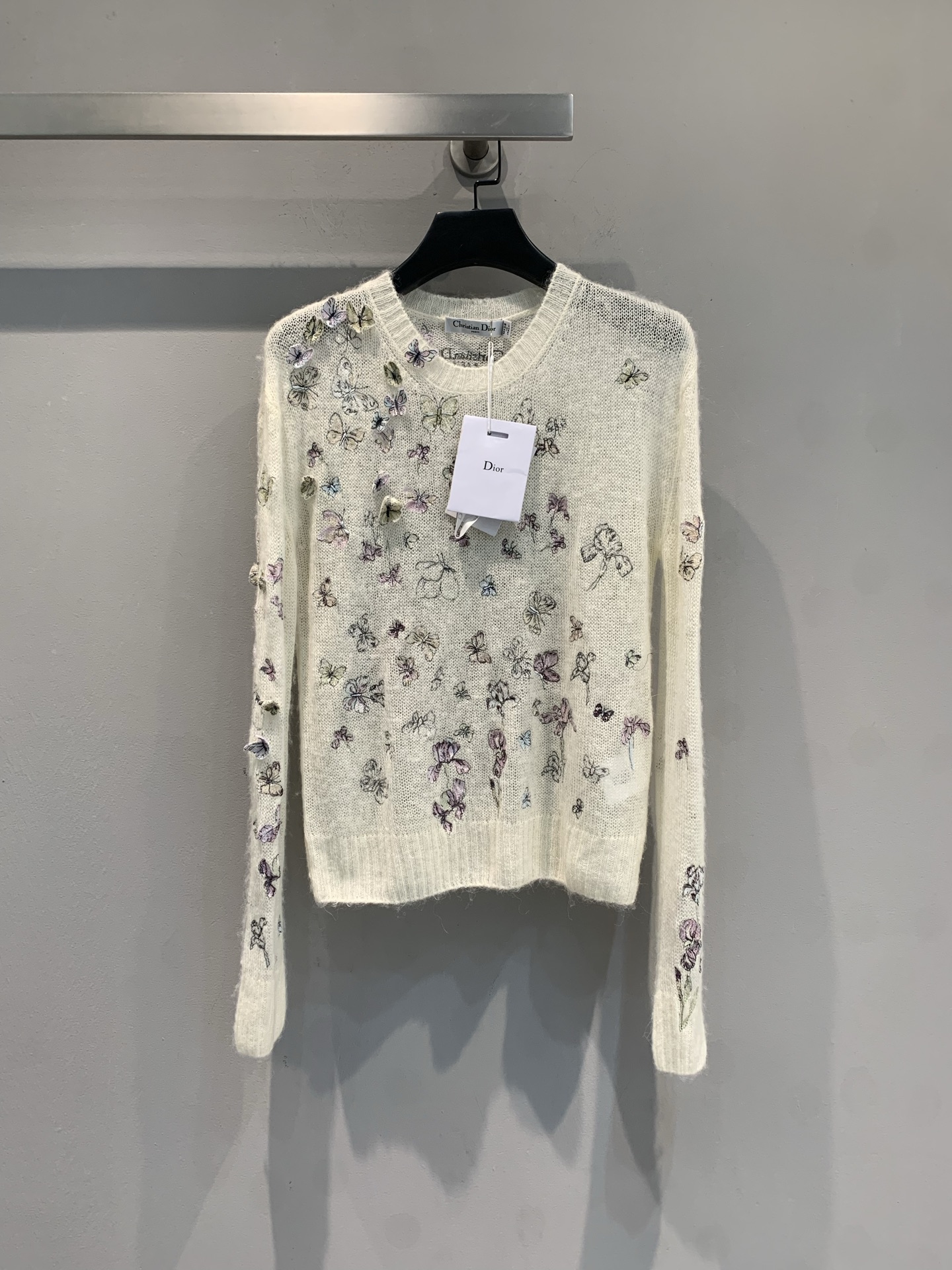 NO:607840,The new M CD2026 early spring series three-dimensional butterfly embroidered sweater is designed by former creative director Maria Grazia Chiuri. It is made of alpaca and cashmere blend, soft and skin-friendly, light and slightly see-through. The milky white body is embellished with lilac and light blue butterflies and iris embroidery, with exquisite details and full of romantic atmosphere. The loose fit + piled sleeves are comfortable and elegant. It is a popular item this season and can easily create a fairy-like daily look. Size 36 38  40,,alexander wang19860909新款出货啦M CD2026早春系列立体蝴蝶刺绣针织衫,由前创意总监Maria Grazia Chiuri设计,采用羊驼毛与羊绒混纺,柔软亲肤,轻薄微透视.奶白色衣身点缀淡紫、浅蓝蝴蝶和鸢尾花刺绣,细节精致,浪漫氛围满满.宽松版型+堆堆袖,舒适又优雅,是本季热门单品,轻松打造仙气日常look.码数36 38 40,,alexander wang,Women's clothing