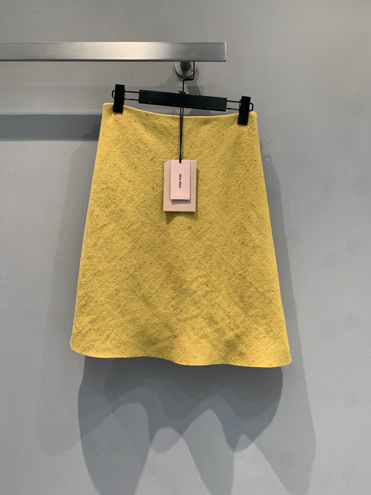 NO:610375,The new model has arrived. Miumi* 2025 new fashionable and versatile colorful thread-dot wool blend skirt for autumn and winter. The main color is bright, embellished with red and green threads, retro and artistic. The wool blend material is soft and warm, perfect for autumn and winter! The A-line skirt design is slim and slim, and can easily create a sweet cool or elegant look. Paired with a light or contrasting color top, it is full of vitality and can be easily worn in daily or formal occasions! Size SML,, miumiu, skirts, alexander wang19860909新款出货啦Miumi*2025秋冬新款时髦百搭彩线点点羊毛混纺半裙,主色明亮,点缀红绿彩线,复古又有艺术感,羊毛混纺材质柔软保暖,秋冬穿超合适! A字短裙设计显瘦修身,轻松打造甜酷或优雅造型.搭配浅色或对比色上衣,活力满分,日常或正式场合都能轻松驾驭! 码数SML,,miumiu,skirts,alexander wang,Women's clothing