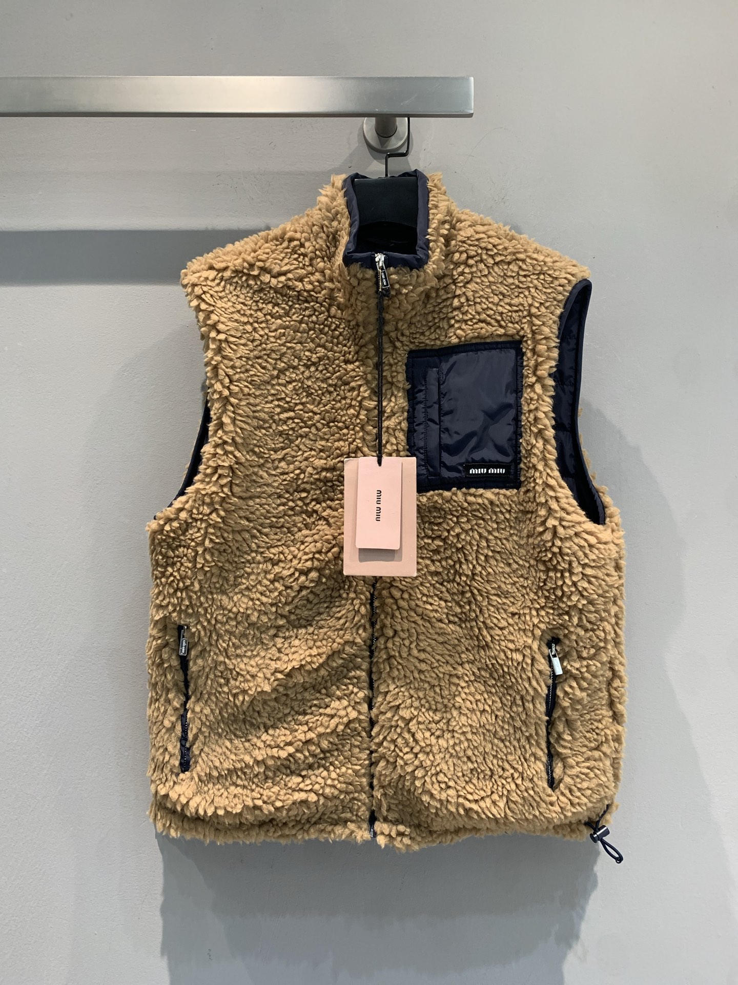 NO:610381,Comes with dust bag. Miumi* 2025 new fashionable retro teddy down vest for autumn and winter. The outer layer is soft lambswool and the inside is filled with high-quality down. It has perfect warmth retention! The camel color appearance is super versatile and the zipper + side pocket design is practical and stylish. It is a layering tool for autumn and winter. It looks great with shirts, dresses or jeans, and it is easy to create layered outfits. Size SML,,miumiu,skirts,jeans,shirts,down  jacket,alexander wang19860909配防尘袋新款出货啦 Miumi*2025秋冬新款时髦复古泰迪绒羽绒马甲,外层柔软羊羔毛,内里填充高品质羽绒,保暖力满分!驼色外观超百搭,拉链+侧袋设计,实用又有型 .秋冬叠穿神器,配衬衫、连衣裙或牛仔裤都很出彩,轻松打造层次感穿搭~码数SML,,miumiu,skirts,jeans,shirts,down jacket,alexander wang,Women's clothing