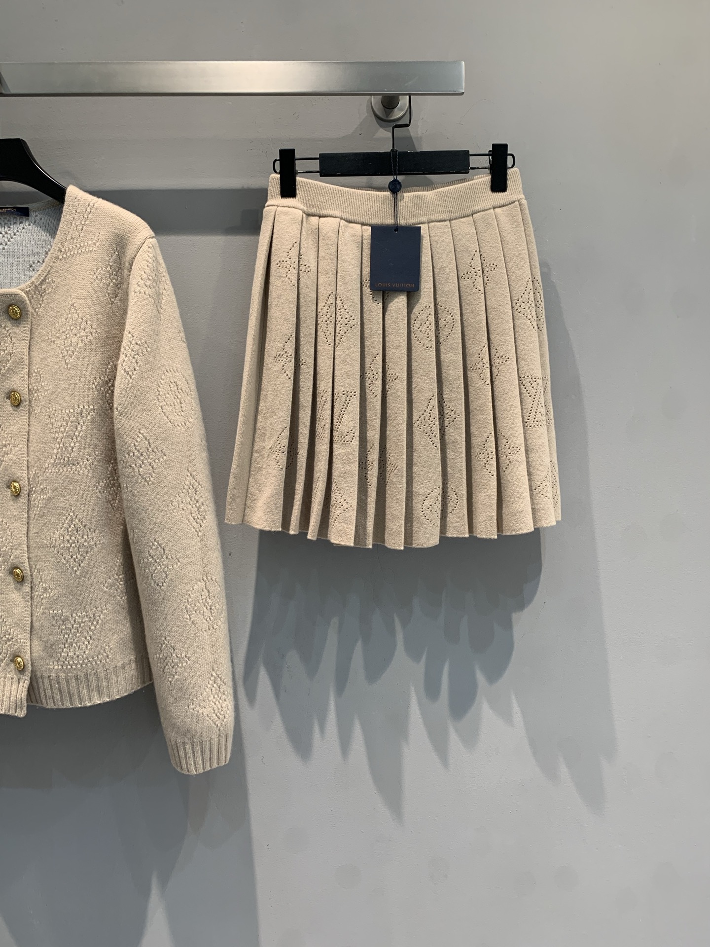 NO:611131,The new model has been shipped. ML's new 2025 autumn and winter Flight Mode series milk tea color knitted pleated skirt, dark patterned presbyopia logo design, low-key and recognizable. High-waist tailoring + pleated technology, full of layering, elegant temperament. Soft wool and cashmere blended fabric, super comfortable and fashionable to wear in autumn and winter. It goes well with the same series of sweaters or simple tops, and can be easily used for commuting and leisure. Size SML, Louis  vuitton,skirts,alexander wang19860909新款出货啦ML家2025秋冬新款Flight Mode系列奶茶色针织百褶半身裙,暗纹老花Logo设计,低调又有辨识度.高腰剪裁+百褶工艺,层次感满满,优雅气质直接拉满.柔软羊毛羊绒混纺面料,秋冬穿超舒服又时髦,搭配同系列针织衫或简约上衣都很出彩,通勤休闲都能轻松驾驭.码数SML,,louis vuitton,skirts,alexander wang,Women's clothing