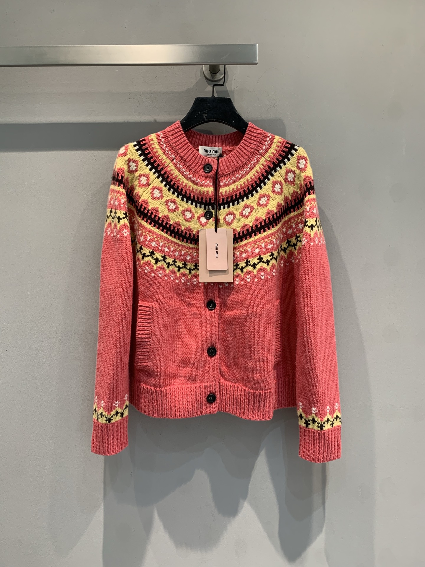 NO:607830,New model is out. Miumi* new Fair Isle jacquard sweater for autumn and winter, made of high-quality sheep wool, soft and warm, super comfortable to wear in autumn and winter! Pink main tone + retro geometric pattern, round neck + button placket design, elegant and versatile. Loose version, great to wear alone or layered, can be easily used for commuting and leisure. Seamless knitting technology, comfortable to wear and not easy to deform, it is a must-have item for autumn and winter wardrobe! Size SML, miumiu, sweaters, alexander wang19860909新款出货啦Miumi*秋冬新款费尔岛提花毛衣,选用高品质绵羊毛,柔软又保暖,秋冬穿超舒服!粉色主调+复古几何花纹,圆领+纽扣开襟设计,优雅又百搭计.宽松版型,单穿或叠搭都很出彩,通勤休闲都能轻松驾驭.无缝针织工艺,穿着舒适不易变形,是秋冬衣橱必备单品!码数SML,,miumiu,sweaters,alexander wang,Women's clothing