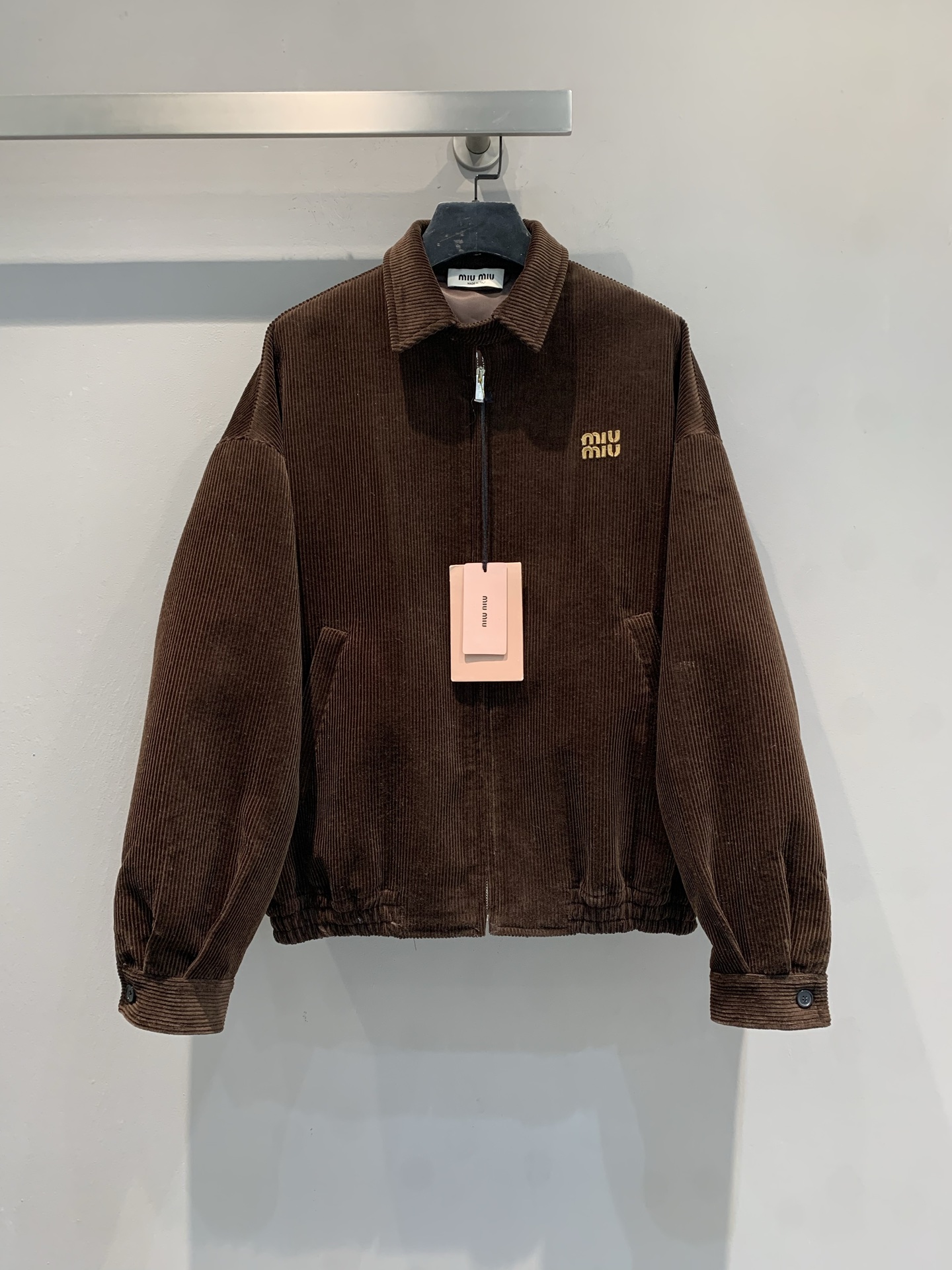 NO:607849,The new model is out. MMiumi* new trendy retro cocoa brown corduroy jacket for autumn and winter, full of retro Maillard style! Half-zip stand-up collar design, bronzing logo on the chest is low-key and recognizable. The loose fit is super slim, with ribbed cuffs and hem, comfortable and warm to wear ~ The large pockets on both sides are very practical, a must-have for autumn and winter! Size SML,,miumiu,jackets & coats,alexander wang19860909新款出货啦MMiumi*秋冬新款时髦复古可可棕色灯芯绒夹克,复古美拉德风满满!半拉链立领设计,胸口烫金logo低调有辨识度计.宽松版型超显瘦,袖口和下摆罗纹收口,穿着舒适又保暖~两侧大口袋实用性满分,秋冬百搭必备! 码数SML,,miumiu,jackets & coats,alexander wang,Women's clothing