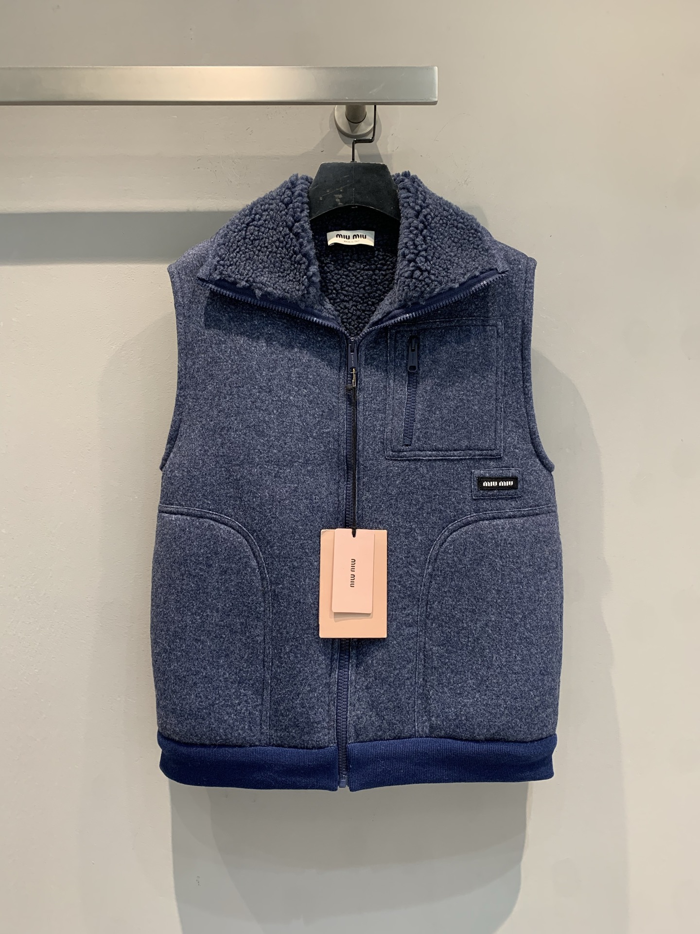 NO:607858,The new model is out. MMiumi* is a new fashionable retro college-style lamb hair vest for autumn and winter. The fleece lining is super soft and super warm for autumn and winter! The lapel + zipper design is simple and detailed. There are two pockets on the front, perfect for practicality, and the brand embroidery on the side is low-key and recognizable. The short version is great with shirts, dresses or high-waisted pants. You can switch between casual or college style at will ~ it can be easily used for daily commuting and outdoor use!  Size SML,,miumiu,skirts,shirts,alexander wang19860909新款出货啦MMiumi*秋冬新款时髦复古学院风羊羔毛马甲,抓绒内里超柔软,秋冬穿超暖!翻领+拉链设计,简约又有细节感计.正面有两个口袋,实用性满分,侧边品牌刺绣低调有辨识度.短款版型,搭衬衫、连衣裙或高腰裤都很出彩,休闲or学院风随心切换~日常通勤、户外都能轻松驾驭! 码数SML,,miumiu,skirts,shirts,alexander wang,Women's clothing