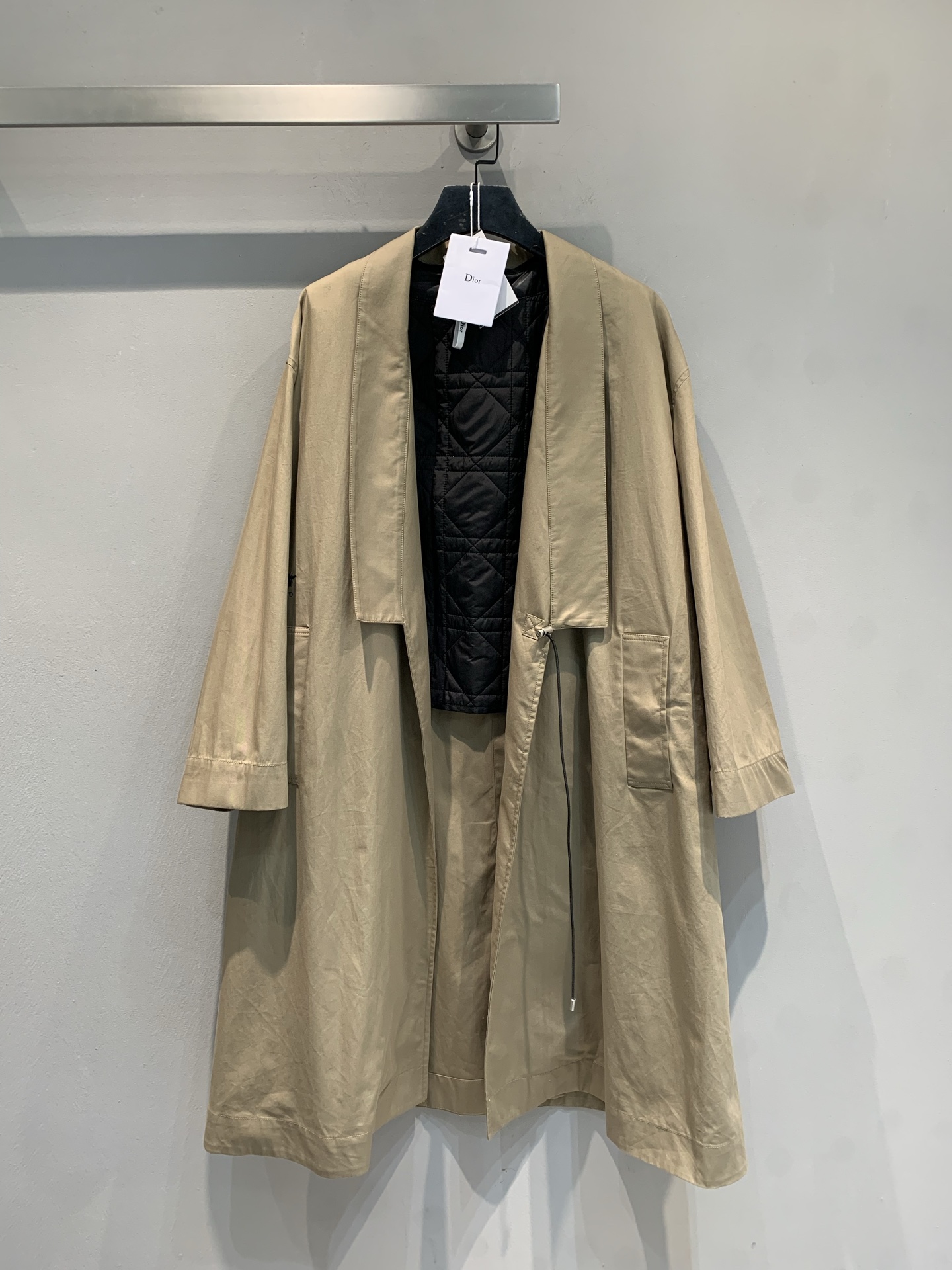 NO:607863,The new M CD autumn and winter catwalk style cotton vest two-piece windbreaker is made of beige cotton fabric, with a loose silhouette and simple and neat lines. Black rhombus quilted shoulder pads on the shoulders, a perfect fusion of classic workwear toughness and fashion deconstruction. The drawstring design on the front adds outdoor functional style, which is highly recognizable, fashionable and individual! Code number 36 38 40,, alexander wang19860909新款出货啦M CD秋冬走秀款绵马甲两件套风衣,米色棉质面料,廓形宽松,线条简洁利落.肩部黑色菱格绗缝垫肩,经典工装硬朗感与时尚解构主义完美融合计.前襟抽绳设计,增添户外机能风,辨识度超高,时髦又有个性! 码数36 38 40,,alexander wang,Women's clothing