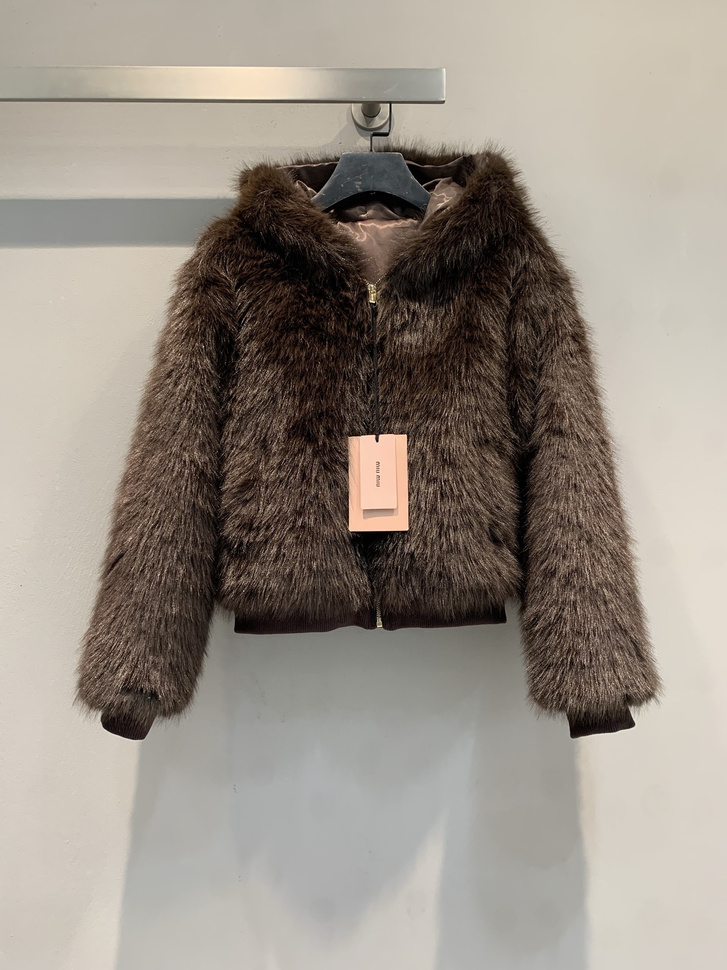 NO:609508,The new model has arrived. M Miumi* 2025 new fashionable retro lamb wool short jacket for autumn and winter is made of high-quality sheep wool. The color is super textured, the wool is fluffy and full, and it feels smooth. The high collar design locks in body temperature, and the short cut is light and not bulky. It is super fashionable and practical for autumn and winter! It can be easily managed for daily commuting or formal occasions. Paired with high-waisted pants/skirts, the elegant temperament is straight away~Fox fur is warm and lightweight, and is a must-have and versatile item for autumn and winter wardrobes!  Size SML,,miumiu,skirts,jackets & coats,alexander wang19860909新款出货啦M Miumi*2025秋冬新款时髦复古羊羔毛短款外套,选用高品质绵羊毛,色调超有质感,毛质蓬松饱满,触感顺滑.高领设计锁住体温,短款剪裁轻盈不臃肿,秋冬穿超时髦又实用!日常通勤或正式场合都能轻松驾驭,搭配高腰裤/裙,优雅气质直接拉满~狐狸毛保暖又轻便,是秋冬衣橱必备百搭单品! 码数SML,,miumiu,skirts,jackets & coats,alexander wang,Women's clothing