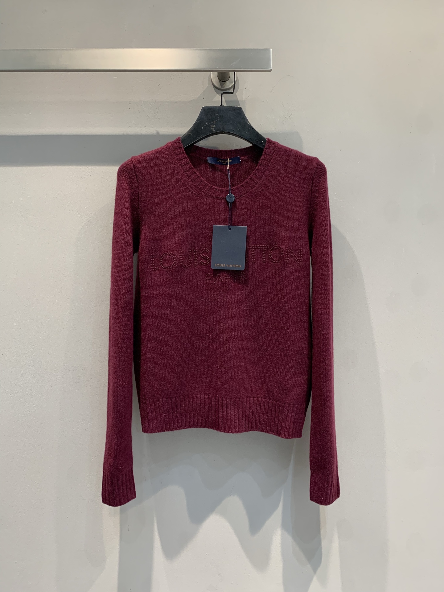 NO:609512,The new model is shipped M L's new fashionable retro three-dimensional letter embroidery burgundy cashmere sweater for autumn and winter 2025, imported cashmere fabric, soft and skin-friendly, super comfortable to wear in autumn and winter! The three-dimensional embroidered logo on the chest is super recognizable, low-key and textured. The short slim fit is fashionable with high-waisted pants or skirts, and it is easy to create a high-end simple style ~ Size SML, Louis Vuitton, Skirts, Alexander Wang19860909新款出货啦M L家2025秋冬新款时髦复古立体字母刺绣酒红色羊绒针织衫,进口山羊绒面料,柔软亲肤,秋冬穿超舒服!胸前立体刺绣徽标超有辨识度,低调又有质感计.短款修身版型,搭高腰裤或半裙都很时髦,轻松打造高级简约风~ 码数SML,,louis vuitton,skirts,alexander wang,Women's clothing