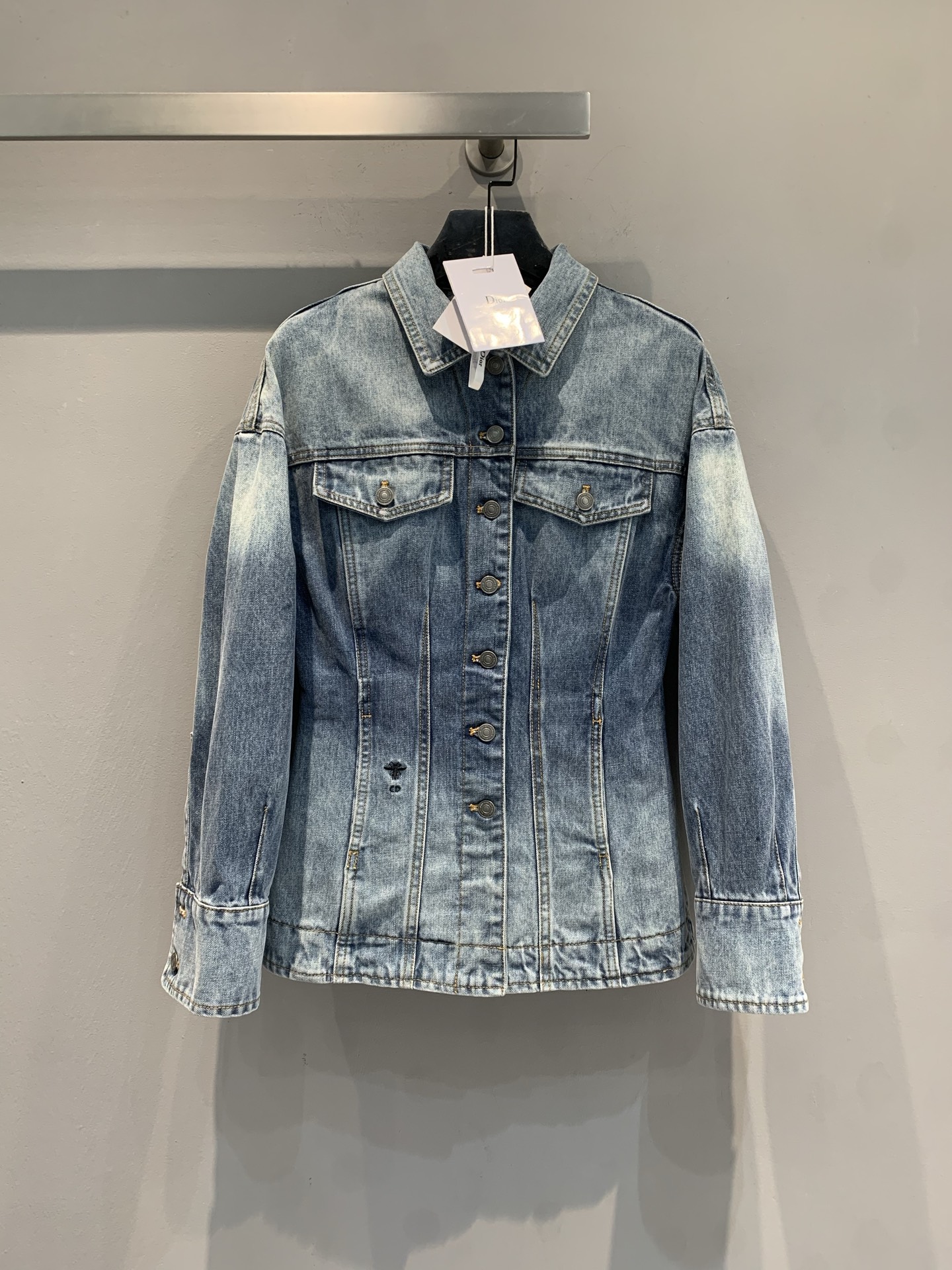 NO:609524,M CD2026 early spring new custom jacquard waist shaping denim jacket, light blue washed denim, soft and crisp texture. Classic lapels + metal buttons, perfect details. Double front flap pockets, practical and stylish. Exquisite jacquard lining, low-key display of brand craftsmanship. Super suitable for spring and autumn, looks great with skirts or casual pants, can be easily worn for commuting and leisure, it is a must-have and versatile item in the wardrobe! Size 36 38  40,,skirts,jackets & coats,alexander wang19860909新款出货啦M CD2026早春新款定制提花塑腰牛仔外套,浅蓝水洗丹宁布,质感柔软又挺括.经典翻领+金属纽扣,细节满分计.正面双翻盖口袋,实用又有型.内衬精致提花,低调展现品牌工艺.春秋季节超适合,搭裙装或休闲裤都很出彩,通勤休闲都能轻松驾驭,是衣橱必备百搭单品! 码数36 38 40,,skirts,jackets & coats,alexander wang,Women's clothing