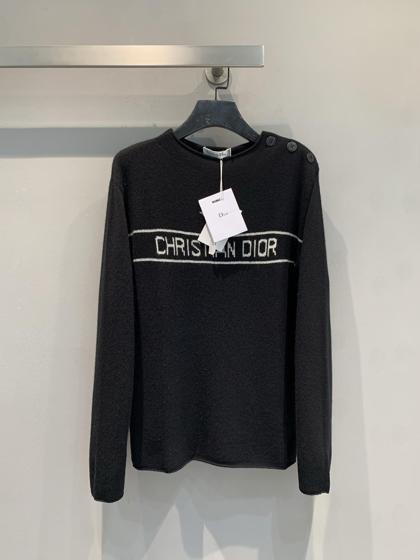 NO:609535,The new model is shipped. M original development CD2025 autumn and winter new anchor shoulder width lucky star sweater. Carefully made of cashmere fabric, decorated with Dior's lucky star and Christian Dior logo on the front. Long-sleeved style, gentle, delicate, soft and waxy. It does not feel tied when worn close to the body. The classic version can be easily matched with all kinds of casual styles. Size 36 38 40,, dior, sweaters, alexander wang19860909新款出货啦M原版开发 CD2025秋冬新款船锚肩宽幸运星毛衣 采用山羊绒织物精心制作,正面饰以Dior的幸运星星和Christian Dior标志 长袖款式,温和、细腻、又软又糯 贴身穿也无扎感 经典版型 可与各式休闲造型轻松搭配.码数36 38 40,,dior,sweaters,alexander wang,Women's clothing