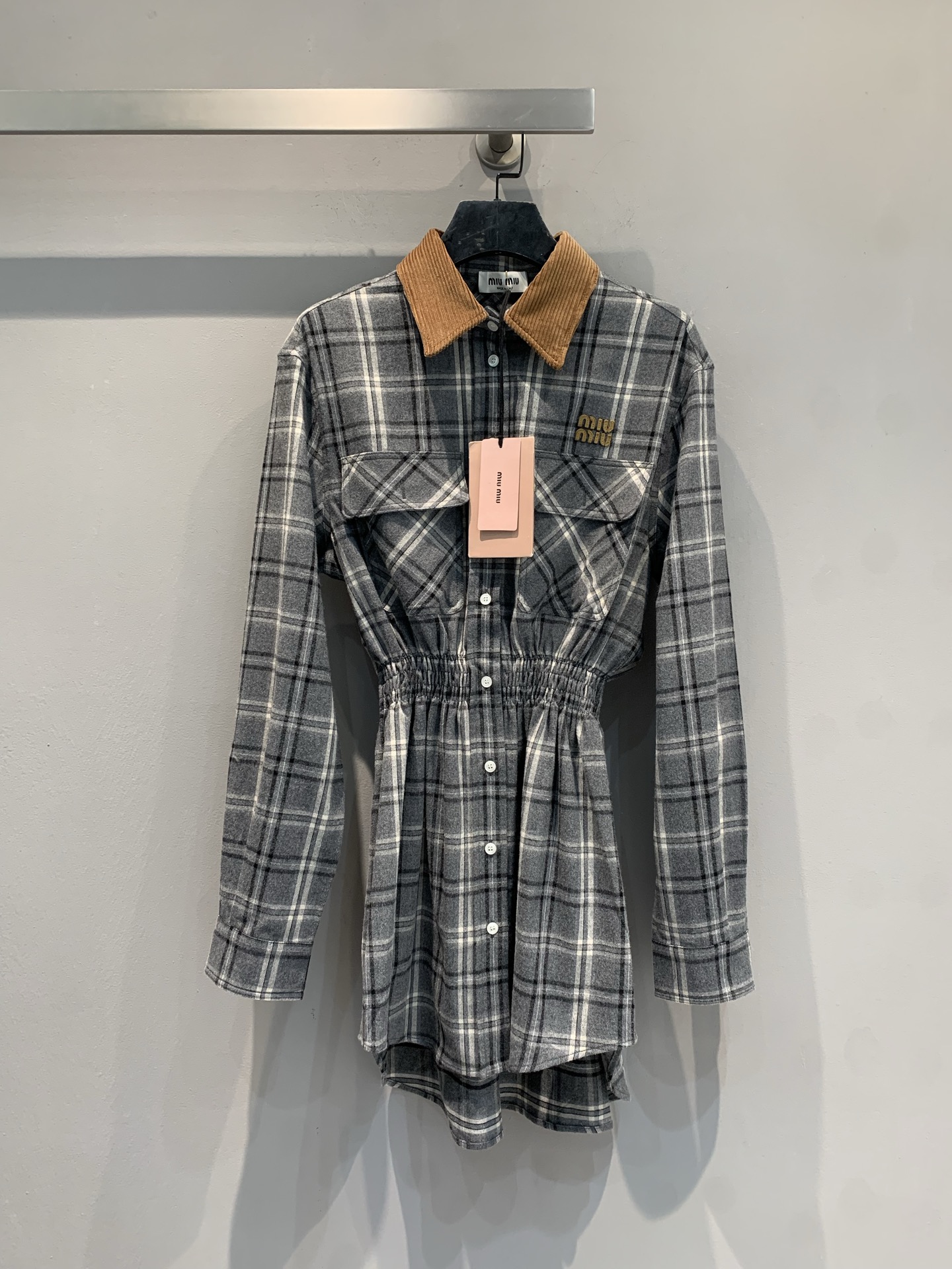 NO:611161,The new model is shipped. MMiumi* 2025 new autumn and winter retro college style flannel plaid shirt skirt, gray and white plaid + corduroy lapel, full of retro college style! The waist is elasticated, slimming and layered, the A-line skirt is playful and cute. The material is soft  Warm, super comfortable to wear in autumn and winter ~ can be easily worn whether commuting or dating. Paired with high boots or down jackets, the atmosphere will be full. Size SML,,miumiu,boots,skirts,shirts,down  jacket,alexander wang19860909新款出货啦MMiumi*2025秋冬新款复古学院风法兰绒格纹衬衫裙,灰白格纹+灯芯绒翻领,复古学院风满满!腰部松紧收腰,显瘦又有层次感,A字裙摆俏皮可爱.材质柔软保暖,秋冬穿超舒服~无论通勤还是约会都能轻松驾驭,搭配高筒靴或羽绒服,氛围感直接拉满.码数SML,,miumiu,boots,skirts,shirts,down jacket,alexander wang,Women's clothing