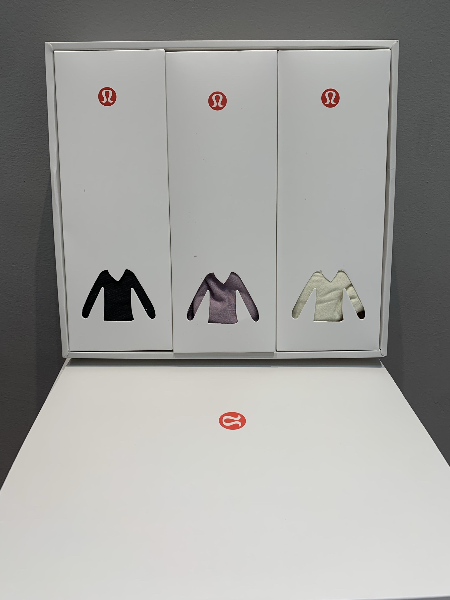 NO:611173,New model shipped M (with gift box) Lululemon Warm Up skin-beautifying clothes, including three sets of different colors (black, white, taro purple), made of Soft Laundered fabric, soft and skin-friendly, elastic and not easy to pill. It focuses on efficient warmth and fits the body curve. It is suitable for daily base layering or home wear in autumn and winter. It is comfortable and fashionable ~ one size fits all, alexander wang19860909新款出货啦M（配礼盒） Lululemon Warm Up美肤衣,内含三套不同颜色(黑、白、香芋紫)套装,采用 Soft Laundered面料,触感柔软亲肤,弹性好不易起球计.主打高效保暖,贴合身体曲线,适合秋冬日常打底或居家穿着,舒适又时髦~均码,,alexander wang,Women's clothing