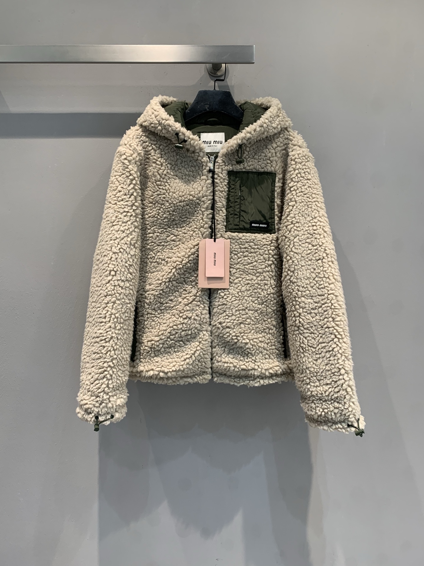 NO:621935,Comes with dust bag. MMiumi* new fashionable lamb wool hooded down jacket for autumn and winter, with lamb wool outer layer and white goose down inside, perfect for keeping warm! Hooded zipper design, khaki green stitching pockets are super layered. Loose fit, comfortable and fashionable, very suitable for autumn and winter ~ can be easily used for daily commuting and leisure, and looks great with jeans or skirts. Size SML,,miumiu,skirts,jeans,down  jacket,hats,alexander wang19860909配防尘袋新款出货啦MMiumi*秋冬新款时髦羊羔毛连帽羽绒服,外层羊羔毛+内里白鹅绒,保暖力满分!连帽拉链设计,卡其绿拼接口袋超有层次感.宽松版型,舒适又时髦,秋冬穿超合适~日常通勤、休闲都能轻松驾驭,随便搭牛仔裤or裙装都很出彩.码数SML,,miumiu,skirts,jeans,down jacket,hats,alexander wang,Women's clothing