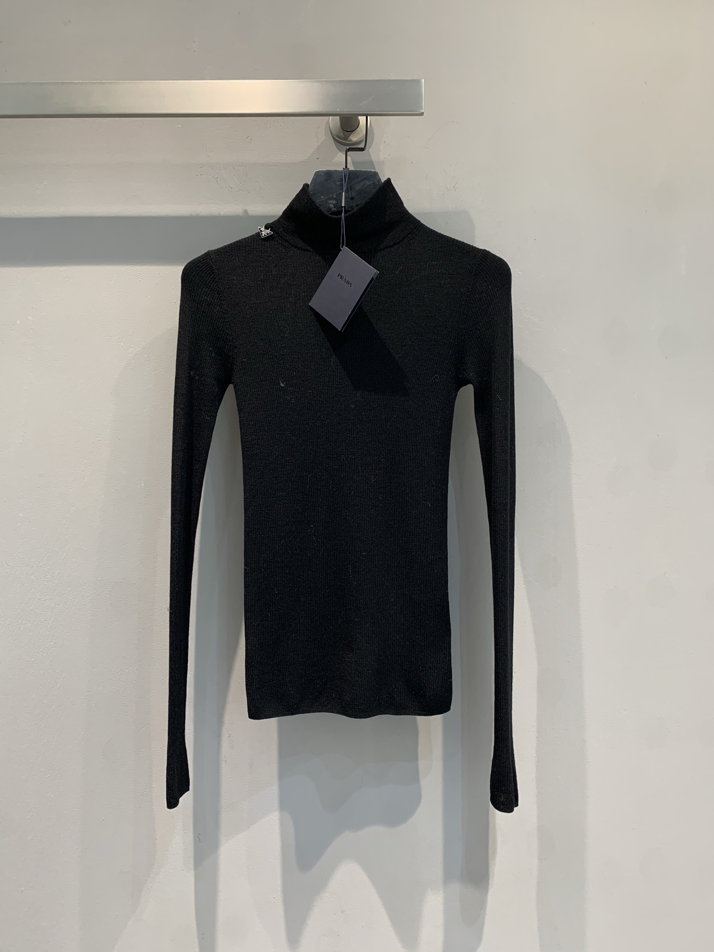 NO:621923,The new model has been shipped. Prad*'s new triangle high-neck wool bottoming shirt for autumn and winter. Made of worsted technology, the fabric is soft, skin-friendly and warm, a must-have for autumn and winter! The high-neck design modifies the neck line and is great to wear alone or layered. Vertical stripe knitting enhances the sense of layering, and the slim fit fits the body shape. It is simple and versatile, and can be easily used for commuting and leisure ~ Seamless one-piece molding, more comfortable to wear and not easy to deform. Size SML, prada, alexander wang19860909新款出货啦 Prad*秋冬新款三角标高领羊毛打底衫.采用精纺工艺,面料柔软亲肤又保暖,秋冬必备!高领设计修饰颈部线条,单穿或叠穿都很OK计.竖条纹针织提升层次感,修身版型贴合身形,简约百搭,通勤休闲都能轻松驾驭~无缝一体成型,穿着更舒适,不易变形.码数SML,,prada,alexander wang,Women's clothing