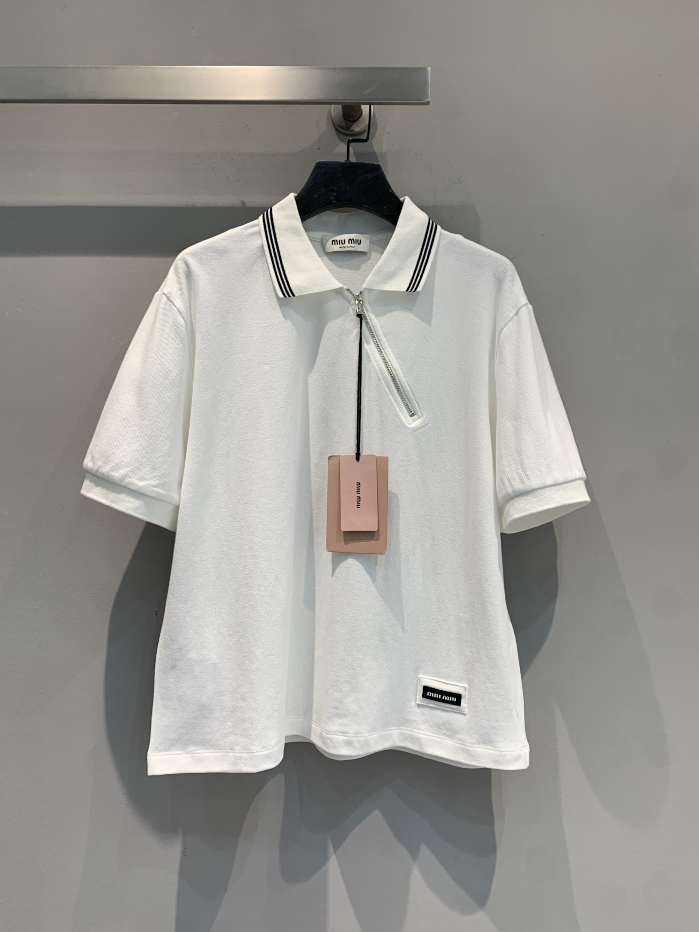 NO:621929,The new model has arrived. MMiumi* 2026 early spring new sports-style diagonal zipper short-sleeved Polo shirt is made of light and breathable pure cotton fabric, and the upper body is super comfortable! The zipper neck design is very unique, breaking the dull feeling of traditional Polo shirts. The black square logo on the chest is embellished, simple and recognizable. The college style and sports casual style are combined, it is fashionable whether worn with trousers or skirts, and it is easy to switch between multiple styles! Size SML, miumiu, skirts, T-shirt, alexander  wang19860909新款出货啦MMiumi*2026早春新款运动风斜拉链短袖Polo衫,采用轻盈透气纯棉面料,上身超舒服!拉链领口设计很有个性,打破传统Polo衫的沉闷感.胸前黑色方块徽标点缀,简约又有辨识度.学院风和运动休闲风融合,无论搭西裤还是半裙都很时髦,轻松切换多种造型! 码数SML,,miumiu,skirts,T-shirt,alexander wang,Women's clothing