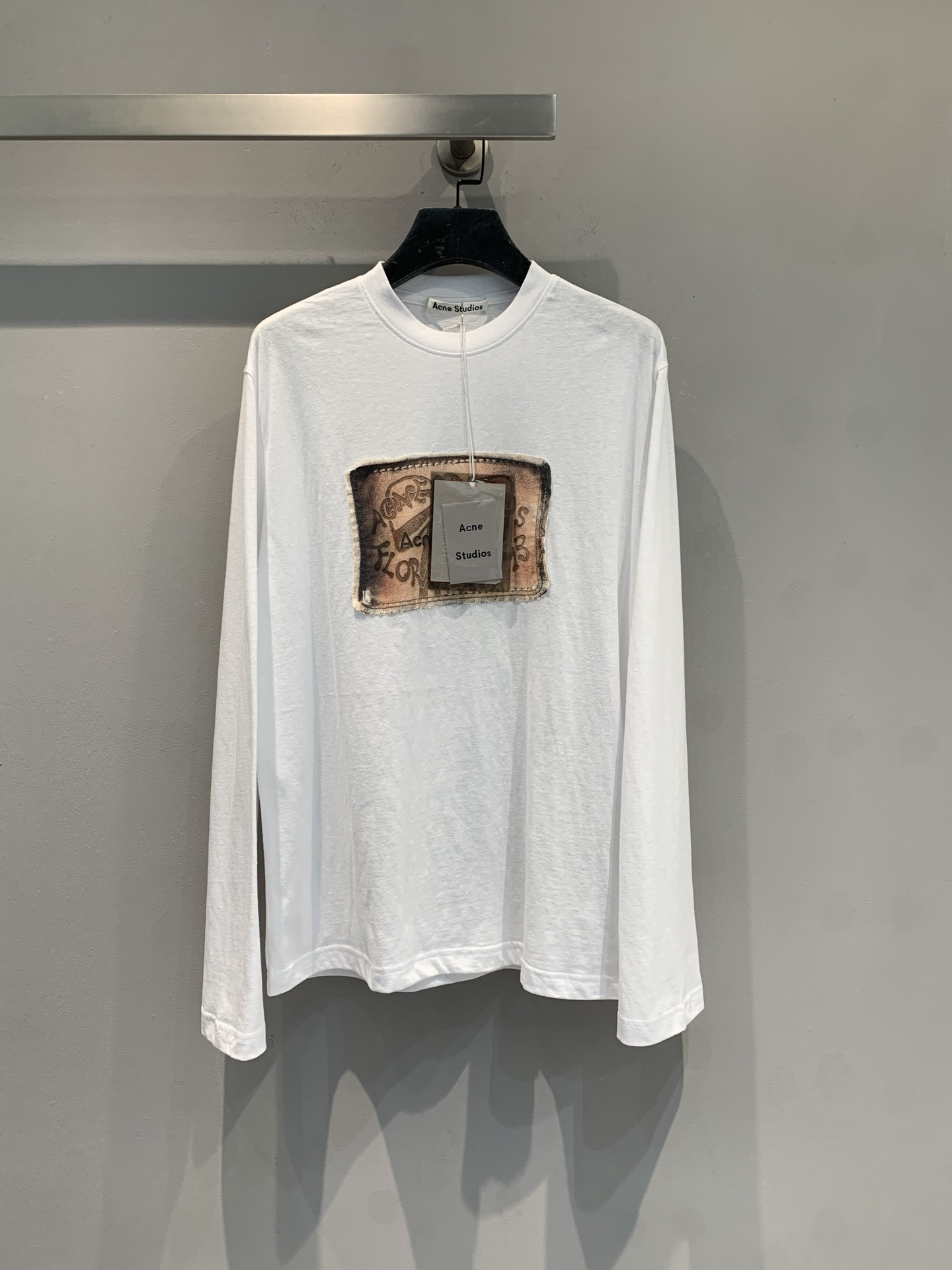 NO:621580,The new model is shipped. MAcne2026 new hand-painted graffiti long-sleeved T-shirt in early spring is made of pure cotton fabric, soft and comfortable, and super friendly for daily wear! The hand-painted graffiti + brand label design on the chest is full of art, simple and personalized. The loose version can accommodate a variety of body shapes, and it is OK to wear alone or as an inner layer. Nordic minimalist style, low-key and fashionable, easy to control various occasions. SML, Acne studios, tees, t-shirt, alexander wang19860909新款出货啦MAcne2026早春新款手绘涂鸦长袖T恤,采用纯棉面料,柔软舒适,日常穿着超友好!胸前手绘涂鸦+品牌标签设计,艺术感满满,简约又有个性.宽松版型,包容多种身材,单穿或内搭都很OK~北欧极简风,低调时髦,轻松驾驭各种场合码数SML,,acne studios,tees，t-shirt,alexander wang,Women's clothing