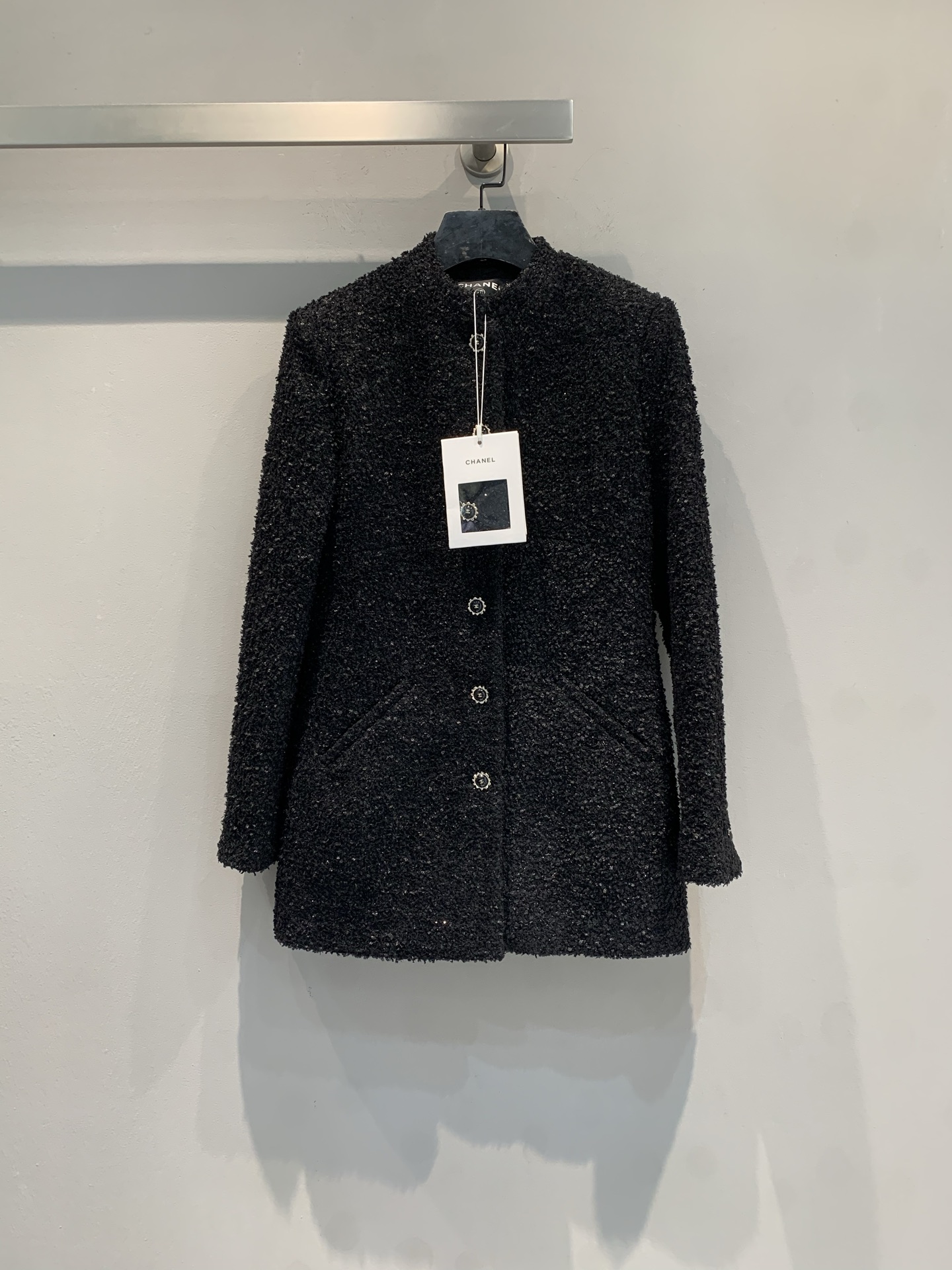 NO:621941,New model shipped with dust bag. C's new fashionable retro black sequined tweed jacket in autumn and winter, classic tweed material blended with sequins, low-key and sparkling. Stand-up collar + waist design, modify the body shape and show temperament, and the front metal buttons are exquisite and layered. It is very suitable for autumn and winter! It can be easily managed for daily commuting or formal occasions, and it will be very elegant with simple inner wear~ Size 36 38 40,,chanel,jackets & coats,alexander  wang19860909新款出货啦 配防尘袋 C家秋冬新款名媛风时髦复古黑色亮片粗花呢外套,经典粗花呢材质混纺亮片,低调中带点闪耀感.立领+收腰设计,修饰身形超显气质,正面金属纽扣精致有层次.秋冬穿超合适!日常通勤或正式场合都能轻松驾驭,搭配简约内搭就很优雅~ 码数36 38 40,,chanel,jackets & coats,alexander wang,Women's clothing