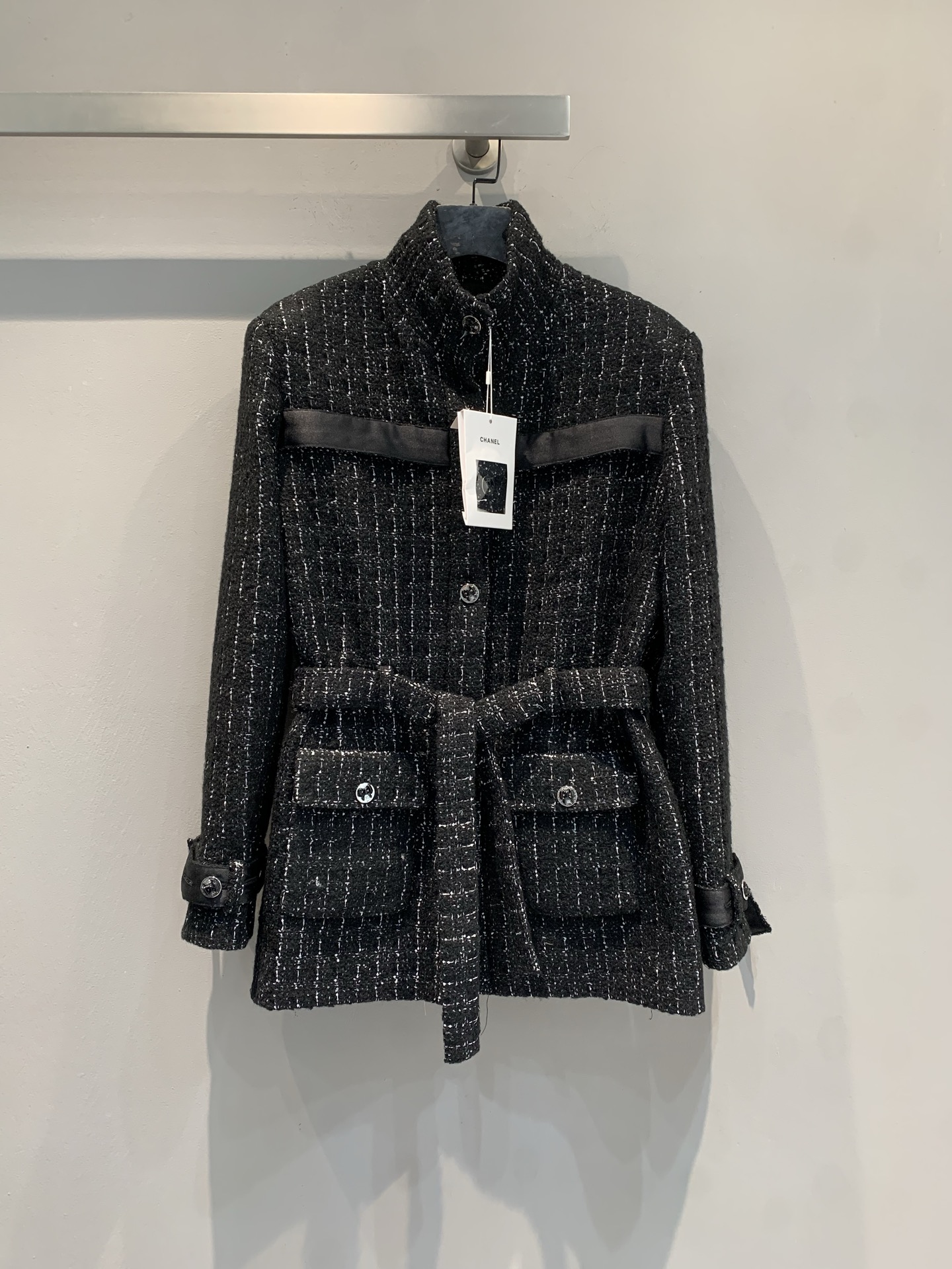 NO:621946,Comes with dust bag. New model shipped with dust bag. C's new autumn and winter lady style fashionable lace-up tweed jacket, made of black and silver tweed, embellished with silver yarn, low-key and sparkling. The stand-up collar design + belt outlines the body shape, and the bow round buckle is super exquisite. Short cut, intellectual and elegant, can be easily worn for commuting or formal occasions. Paired with high-waisted pants or skirts, the lady atmosphere is directly enhanced! Size 36 38  40,,chanel,skirts,jackets & coats,alexander wang19860909配防尘袋新款出货啦配防尘袋 C家秋冬新款名媛风时髦系带粗花呢外套,黑银粗花呢材质,点缀银丝纱线,低调闪耀.立领设计+腰带勾勒身形,蝴蝶结圆扣超精致.短款剪裁,知性优雅,通勤或正式场合都能轻松驾驭.搭配高腰裤or裙装,名媛氛围感直接拉满! 码数36 38 40,,chanel,skirts,jackets & coats,alexander wang,Women's clothing