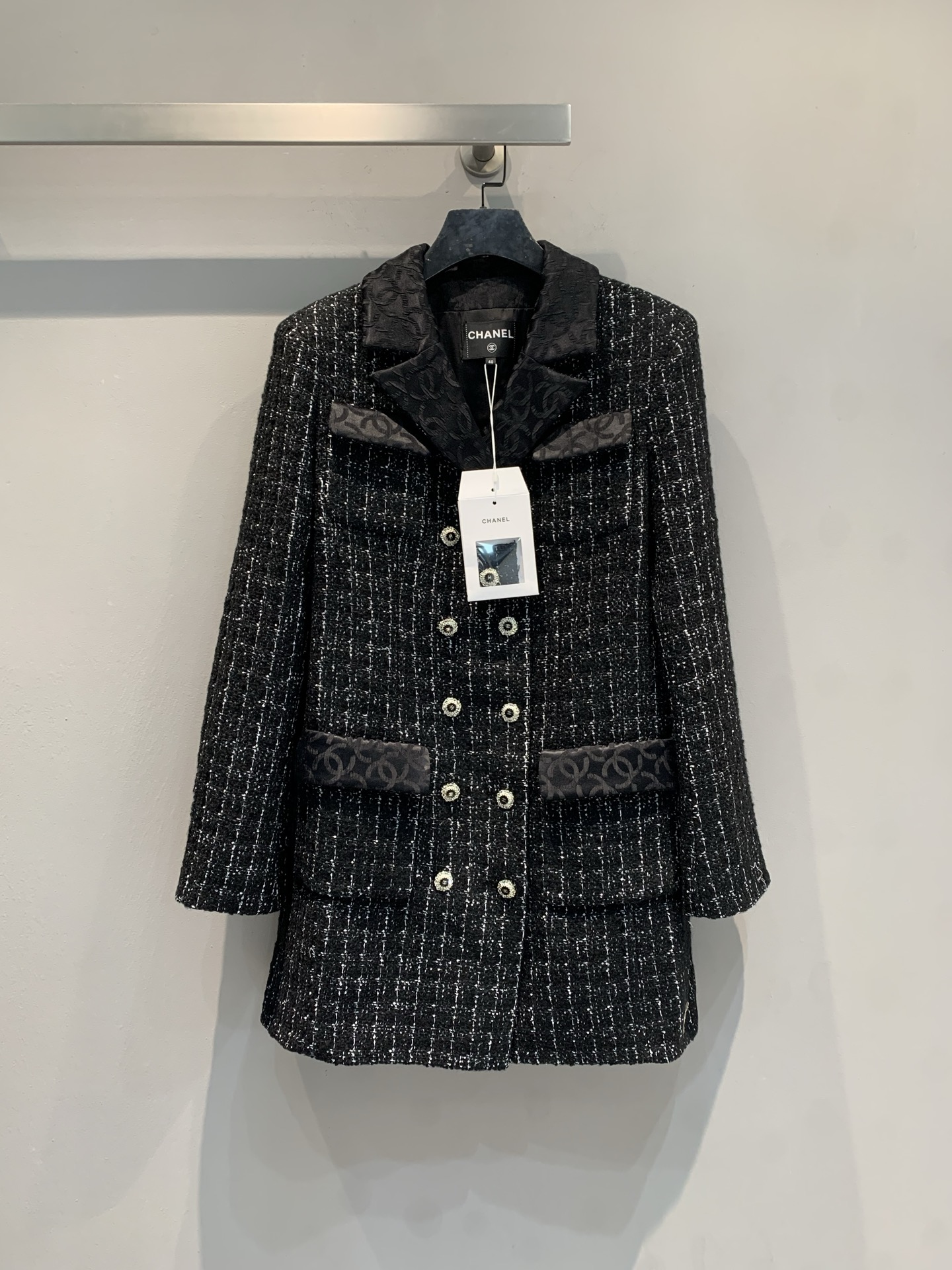 NO:621956,Comes with dust bag. M comes with dust bag. C's new fashionable retro double-breasted lapel tweed jacket for autumn and winter. Classic tweed material blend, thick and warm texture, perfect for autumn and winter! Double-breasted + wide lapel design, black main color with metal buttons, elegant and retro. The chest pocket is decorated with black fabric, full of details and full of layering. It can be easily used in commuting or formal occasions, and it looks great with simple inner wear ~ Size 36 38  40,,chanel,jackets & coats,alexander wang19860909配防尘袋新款出货啦M配防尘袋 C家秋冬新款时髦复古双排扣翻领粗花呢外套,经典粗花呢材质混纺,质地厚实保暖,秋冬穿超合适!双排扣+宽大翻领设计,黑色主调配金属纽扣,优雅又复古.胸前口袋有黑色织物装饰,细节满分,层次感十足.通勤或正式场合都能轻松驾驭,搭配简约内搭就很出彩~码数36 38 40,,chanel,jackets & coats,alexander wang,Women's clothing