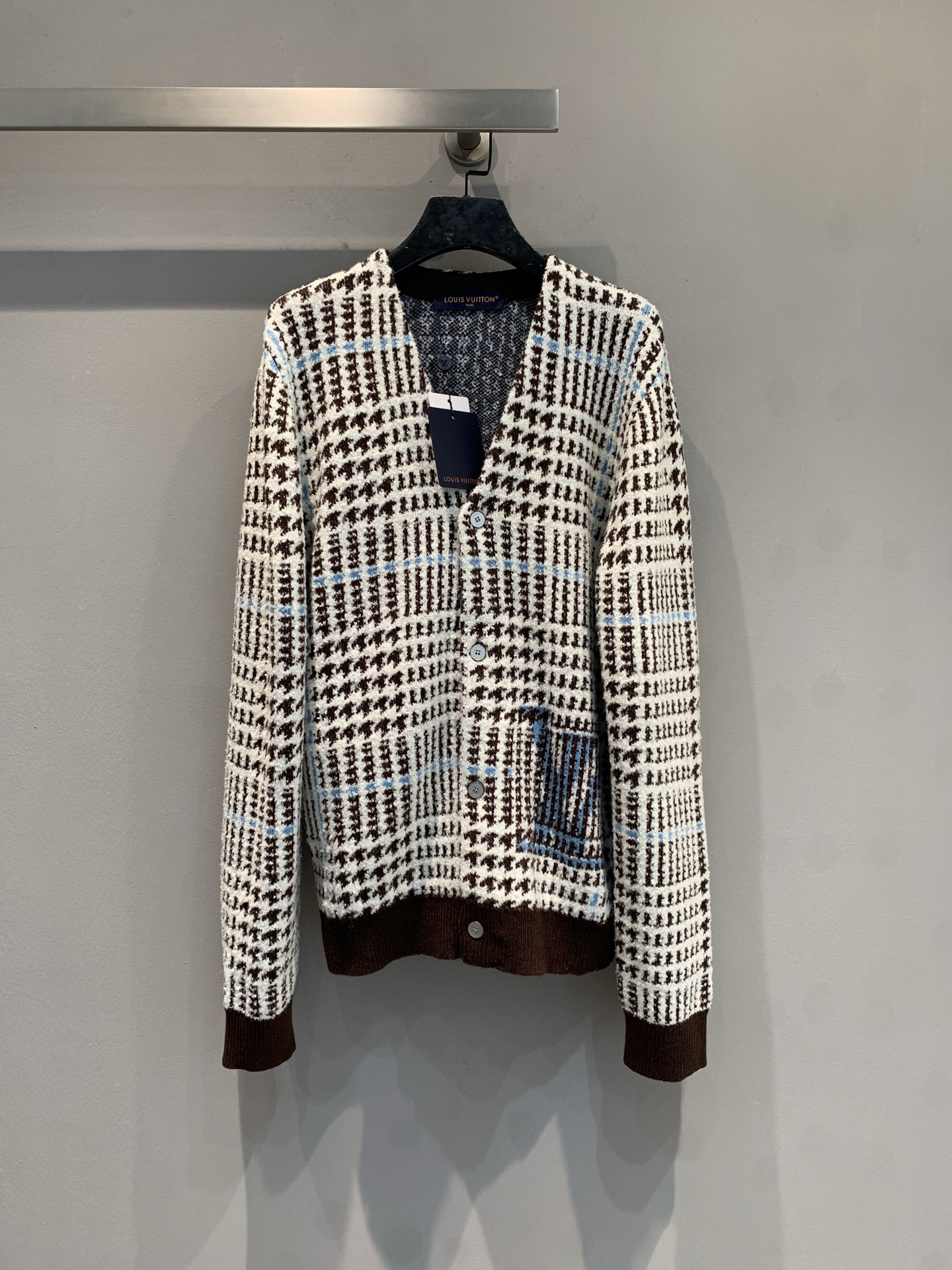 NO:623098,The new model is shipped. M L's new fashionable retro V-neck houndstooth knitted cardigan for autumn and winter, blue and white contrast + letter intarsia, classic and fashionable! High-quality sheep wool, soft and warm, super comfortable to wear in autumn and winter. Loose fit + single-breasted design, easy to put on and take off, casual or elegant can be easily controlled. Retro and modern combination, a must-have for fashion lovers! Size SML, Louis Vuitton, Alexander Wang19860909新款出货啦M L家秋冬新款时髦复古V领千鸟格针织开衫,蓝白撞色+字母嵌花,经典又时髦!高品质绵羊毛,柔软又保暖,秋冬穿超舒服.宽松版型+单排扣设计,穿脱方便,休闲or优雅都能轻松驾驭计.复古与现代结合,时尚爱好者必入!码数SML,,louis vuitton,alexander wang,Women's clothing