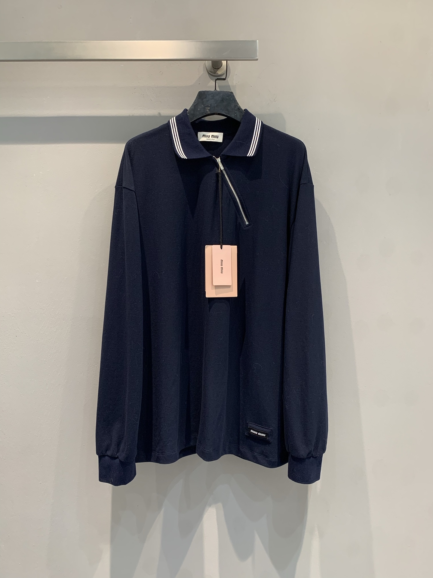 NO:623094,The new model is shipped M Miumi* 2026 early spring new college-style half-zip Polo shirt, classic lapel + half-zip design, black and white stripes embellishment, simple and detailed high-quality knitted fabric, soft and skin-friendly, super comfortable to wear in autumn and winter! Loose fit, strong tolerance, can be worn alone or layered, suitable for casual commuting ~ low-key luxury, fashionable and sophisticated must-have! Size SML,, miumiu, alexander wang19860909新款出货啦M Miumi*2026早春新款学院风半拉链Polo衫,经典翻领+半拉链设计,黑白条纹点缀,简约又有细节感高品质针织面料,柔软亲肤,秋冬穿超舒服!宽松版型,包容性强,单穿or内搭都OK,休闲通勤都能驾驭~低调奢华,时髦精必入! 码数SML,,miumiu,alexander wang,Women's clothing