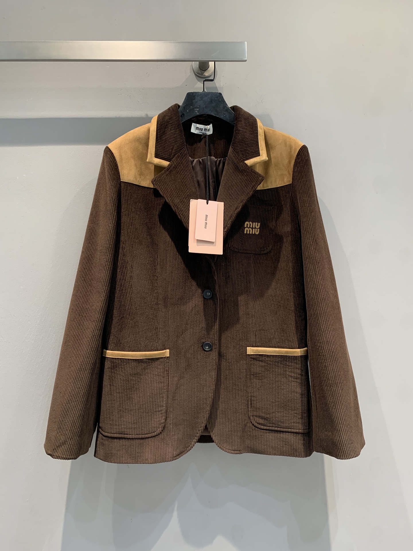 NO:623892,The new model is shipped. MMiumi* new retro fashionable corduroy suit jacket for autumn and winter, dark brown tone + suede lapel, full of retro elegance. Single-breasted design, neat lines, slim tailoring, easily highlights the body shape. The fabric is soft and warm, very suitable for autumn and winter. Paired with a shirt or sweater, you can easily achieve college style or commuter style, intellectual and elegant. Size SML,, miumiu, jackets & coats, shirts, business suit, chamois  leather,alexander wang19860909新款出货啦MMiumi*秋冬新款复古时髦灯芯绒西装外套,深棕色调+麂皮翻领,复古优雅感满满计.单排扣设计,线条利落,剪裁修身,轻松凸显身形.面料柔软保暖,秋冬穿超合适.搭配衬衫或针织衫,学院风or通勤风都能轻松拿捏,知性又有气质.码数SML,,miumiu,jackets & coats,shirts,business suit,chamois leather,alexander wang,Women's clothing