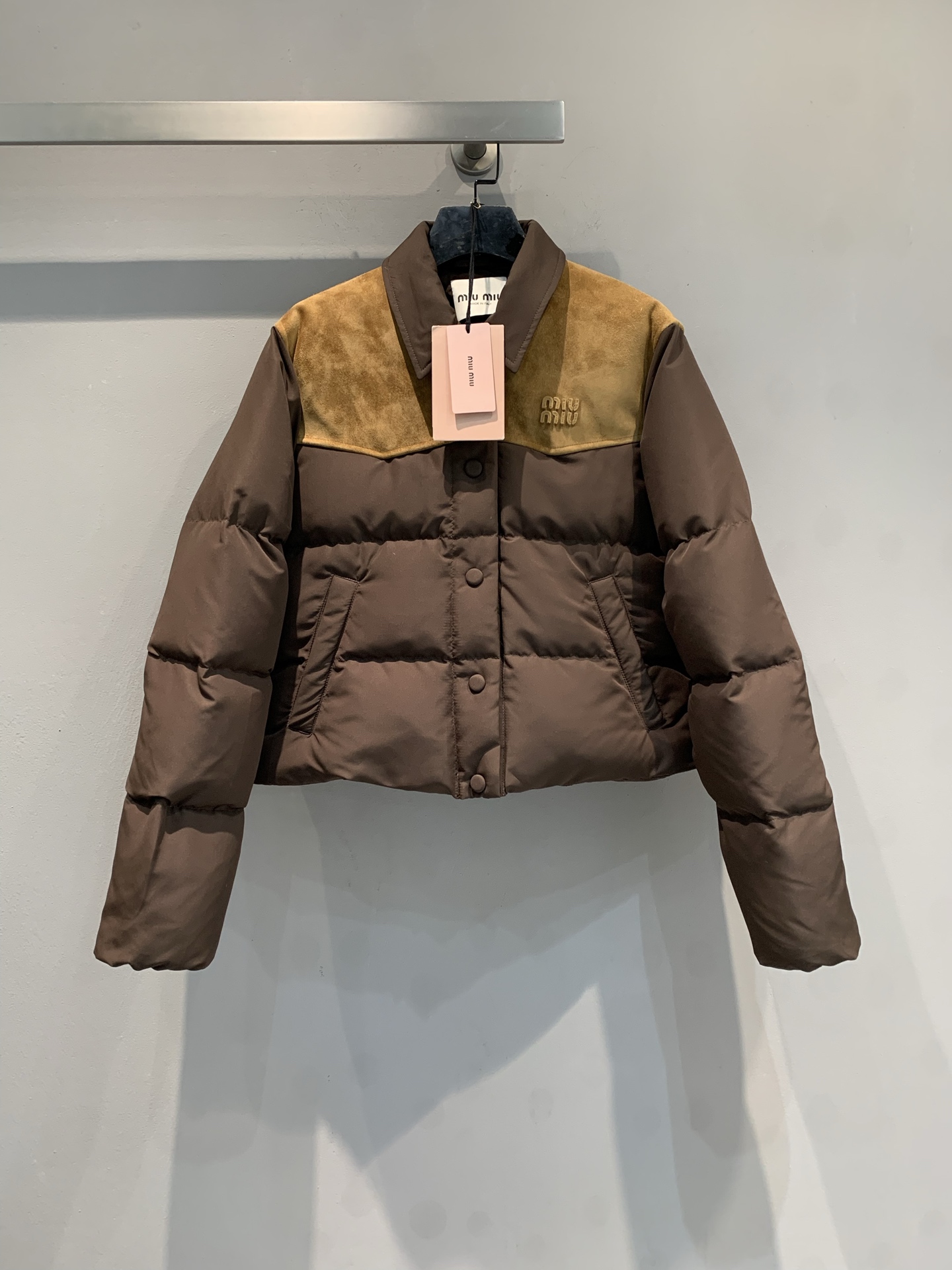 NO:623902,Equipped with a dust bag, the new model is shipped. MMiumi*'s new autumn and winter fashionable retro spliced suede down jacket, chocolate brown + caramel color contrast design, full of retro feel! Short and loose fit, filled with high-quality down, super warm. The brand embroidery on the chest is very recognizable, and the button opening and closing is easy to put on and take off. Pair it with high-waisted pants or skirts in autumn and winter to easily create a sweet and cool style, fashionable and practical. Size SML,,miumiu,skirts,down  jacket,chamois leather,alexander wang19860909配防尘袋新款出货啦MMiumi*秋冬新款时髦复古拼接麂皮羽绒服,巧克力棕+焦糖色撞色设计,复古感满满!短款宽松版型,填充高品质羽绒,保暖力超强.胸前品牌刺绣超有辨识度,纽扣开合方便穿脱.秋冬搭配高腰裤or裙装,轻松打造甜酷风,时髦又实用.码数SML,,miumiu,skirts,down jacket,chamois leather,alexander wang,Women's clothing