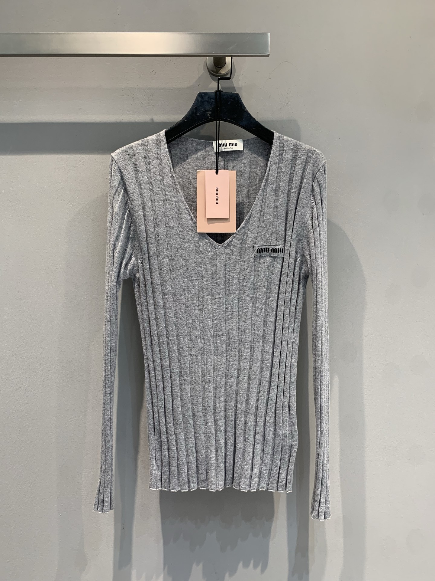 NO:624743,M Miumi* 2025 new fashionable and versatile gray V-neck sweater for autumn and winter, made of high-quality wool and cashmere blend, soft and warm, super comfortable to wear in autumn and winter! Vertical grooved texture + V-neck design, slim and slim, simple and elegant. Brand embroidery on the chest, full of details, gray low-key and versatile, easy to wear for commuting and leisure ~ Paired with high-waisted pants or skirts, it will add a sense of sophistication!  Code numberSML,,miumiu,skirts,alexander wang19860909新款出货啦M Miumi*2025秋冬新款时髦百搭灰色V领针织衫,采用高品质羊毛羊绒混纺,柔软又保暖,秋冬穿超舒服!竖向坑条纹理+V领设计,修身显瘦,简约优雅计.胸前品牌刺绣,细节满分,灰色低调百搭,通勤休闲都能轻松驾驭~搭配高腰裤或半身裙,精致感直接拉满! 码数SML,,miumiu,skirts,alexander wang,Women's clothing