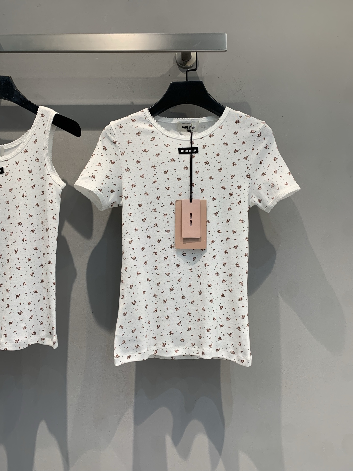 NO:623912,The new model has arrived. Miumi*2026 new spring and summer black label floral short-sleeved T-shirt. Made of soft cotton fabric, comfortable to wear and skin-friendly. White background with brown floral, fresh and sweet, round neck crochet details add a sense of sophistication. Brand logo patch on the chest, perfect for recognition.  The short-sleeved design is suitable for spring and summer. It is versatile when worn alone or layered with a jacket. It can be easily worn for commuting and leisure. Pair it with a high-waisted skirt or jeans, and you can switch between retro or sweet girl style at will. Size SML, miumiu, skirts, jeans, jackets  & coats,T-shirt,tees,t-shirt,alexander wang19860909新款出货啦Miumi*2026春夏新款黑标碎花短袖T恤.采用柔软棉质面料,穿着舒适亲肤.白色底色搭配棕色碎花,清新甜美,圆领钩针细节增添精致感计.胸前品牌徽标贴饰,辨识度满分.短袖设计适合春夏,单穿或叠搭外套都很百搭,通勤休闲都能轻松驾驭.搭配高腰裙或牛仔裤,复古or甜妹风随心切换.码数SML,,miumiu,skirts,jeans,jackets & coats,T-shirt,tees，t-shirt,alexander wang,Women's clothing