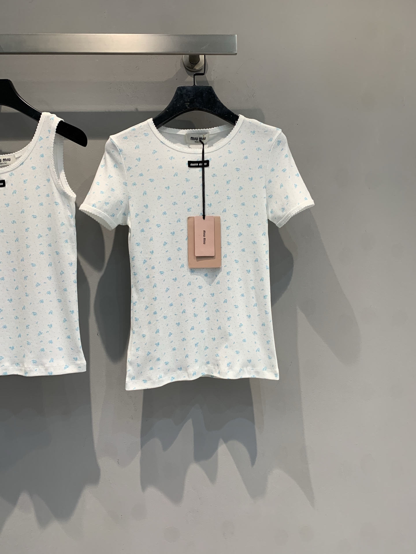 NO:623922,New model shipped M  Miumi*2026 new spring and summer black label floral short-sleeved T-shirt. Made of soft cotton fabric, comfortable to wear and skin-friendly. White background with brown floral, fresh and sweet, round neck crochet details add a sense of sophistication. Brand logo patch on the chest, perfect for recognition. Short-sleeved  The design is suitable for spring and summer. It is versatile to wear alone or layered with jackets, and can be easily worn for commuting and leisure. Pair it with a high-waisted skirt or jeans, and you can switch between retro or sweet girl style at will. Size SML, miumiu, skirts, jeans, jackets  & coats,T-shirt,tees,t-shirt,alexander wang19860909新款出货啦M Miumi*2026春夏新款黑标碎花短袖T恤.采用柔软棉质面料,穿着舒适亲肤.白色底色搭配棕色碎花,清新甜美,圆领钩针细节增添精致感计.胸前品牌徽标贴饰,辨识度满分.短袖设计适合春夏,单穿或叠搭外套都很百搭,通勤休闲都能轻松驾驭.搭配高腰裙或牛仔裤,复古or甜妹风随心切换.码数SML,,miumiu,skirts,jeans,jackets & coats,T-shirt,tees，t-shirt,alexander wang,Women's clothing