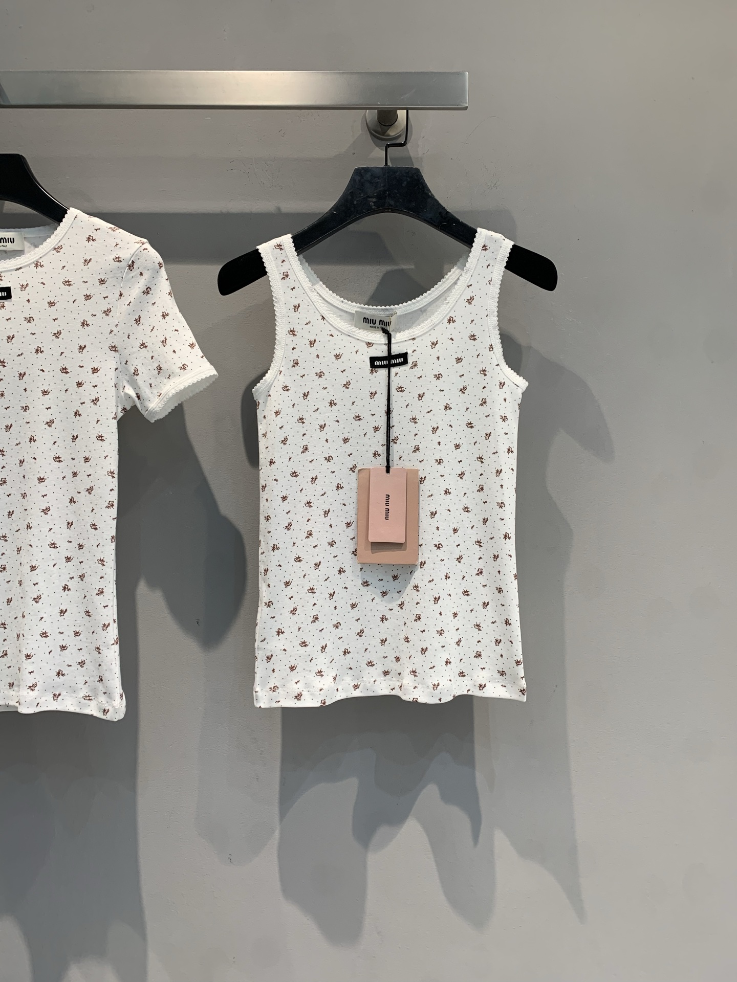 NO:624758,New model shipped M  Miumi*2026 new spring and summer black label letter this floral camisole. It is made of soft knitted fabric, fresh and sweet. The low round neck + straight version is close to the body and comfortable, and the crochet bottom adds a sense of sophistication. There is a brand logo patch on the left chest, which is highly recognizable. It can be worn alone or layered with shirts and cardigans in spring and summer. It can be easily controlled in college style or retro style. It is a practical and fashionable essential item. Size SML,, miumiu, shirts, alexander wang19860909新款出货啦M Miumi*2026春夏新款黑标字母这款碎花吊带背心.采用柔软针织面料,清新甜美.低圆领+直筒版型,贴身舒适,钩针底边增添精致感.左胸有品牌徽标贴饰,辨识度满分.春夏季节可单穿或叠搭衬衫、开衫,学院风or复古风都能轻松驾驭,是实用又时髦的必备单品.码数SML,,miumiu,shirts,alexander wang,Women's clothing