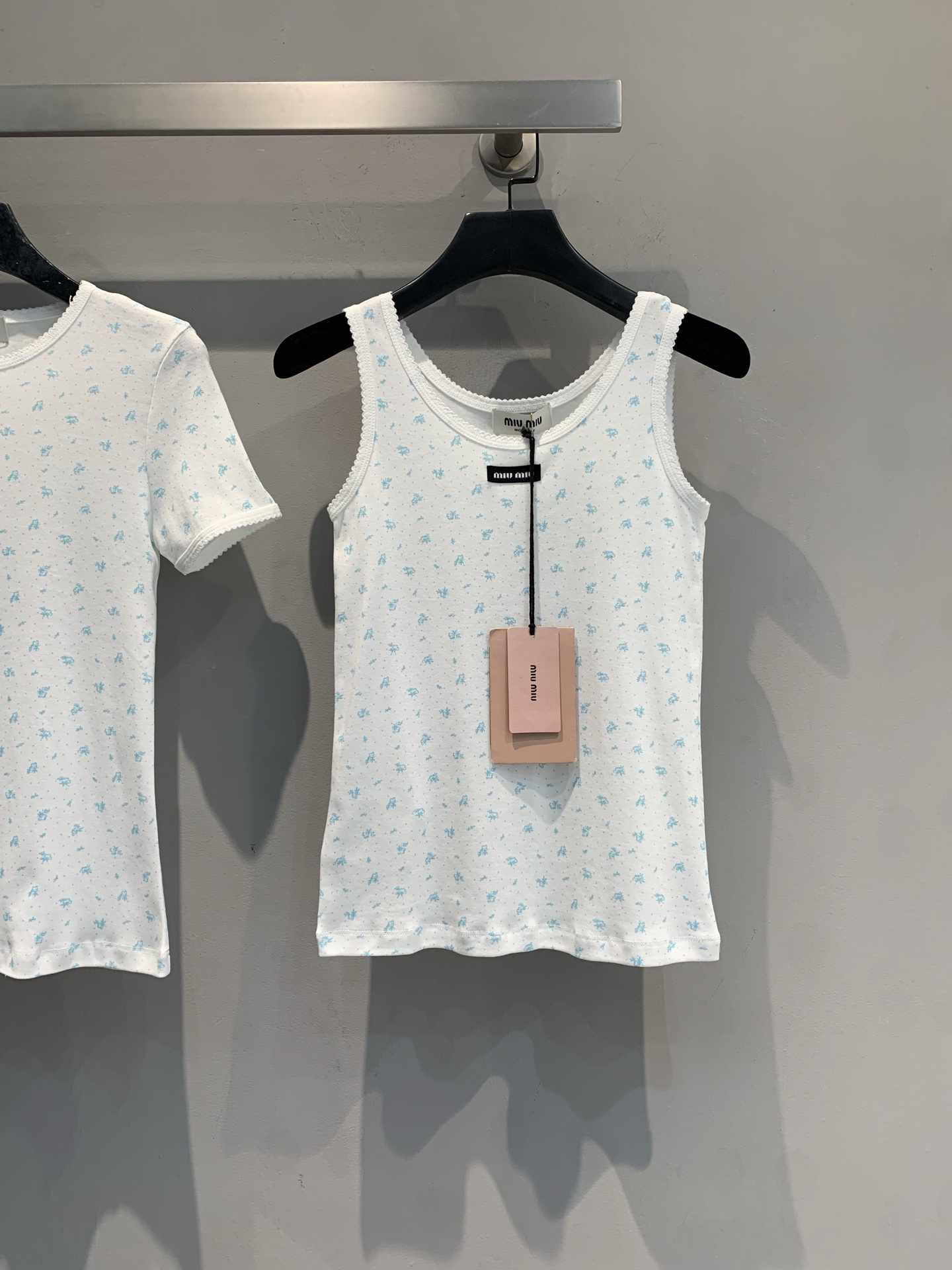 NO:624764,The new model is out. MMiumi*2026 spring and summer new style black label lettering this floral camisole. Made of soft knitted fabric, fresh and sweet. Scoop neck + straight version, close-fitting and comfortable, and the crochet bottom adds a sense of sophistication. There is a brand logo patch on the left chest  , perfect recognition. It can be worn alone or layered with shirts and cardigans in spring and summer. It can be easily controlled in college style or retro style. It is a practical and fashionable must-have item. Size SML, miumiu, shirts, alexander  wang19860909新款出货啦MMiumi*2026春夏新款黑标字母这款碎花吊带背心.采用柔软针织面料,清新甜美.低圆领+直筒版型,贴身舒适,钩针底边增添精致感.左胸有品牌徽标贴饰,辨识度满分.春夏季节可单穿或叠搭衬衫、开衫,学院风or复古风都能轻松驾驭,是实用又时髦的必备单品.码数SML,,miumiu,shirts,alexander wang,Women's clothing