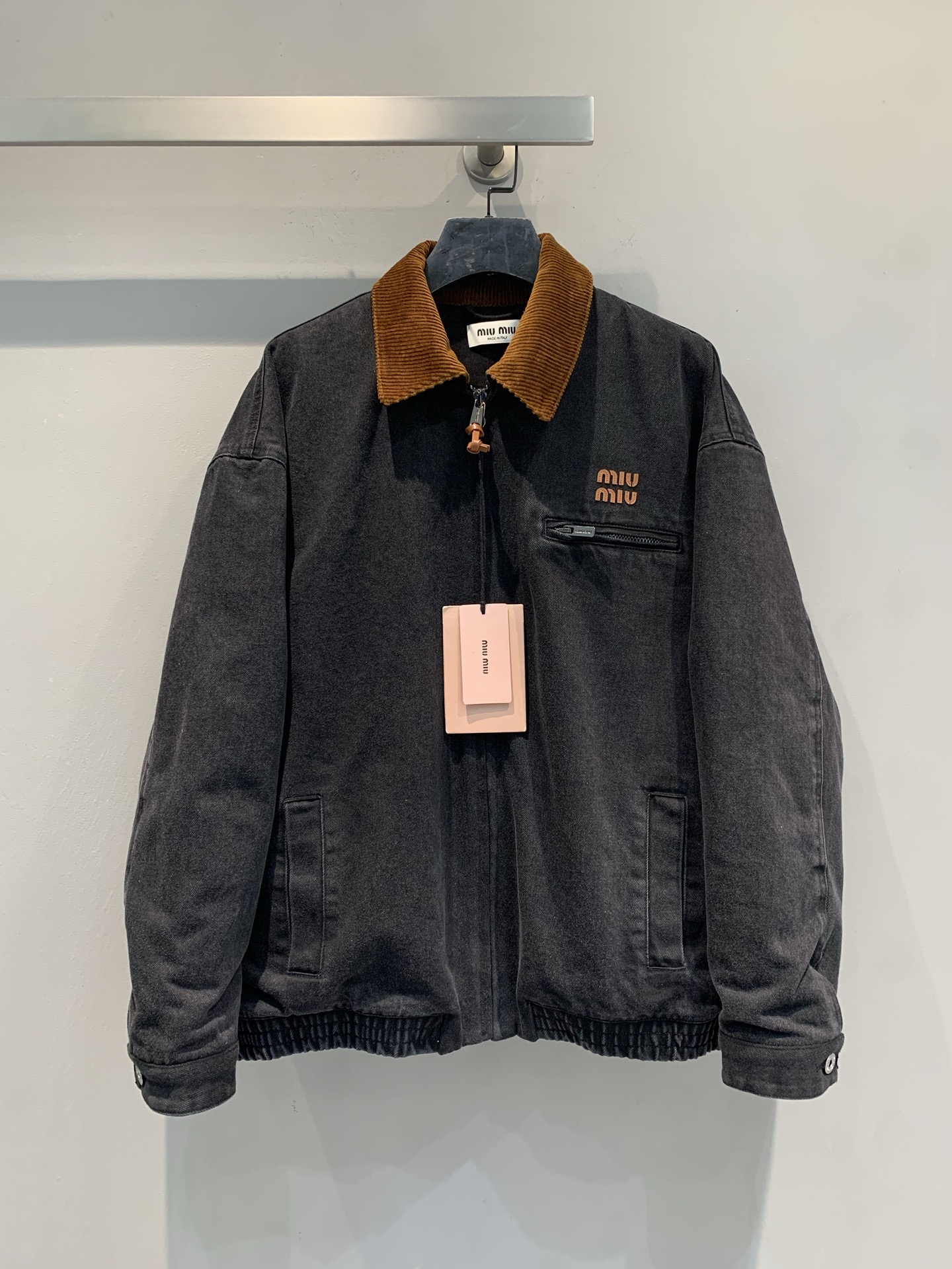 NO:624774,M Miumi* 2025 new fashionable retro corduroy lapel denim jacket for autumn and winter. Washed black denim fabric, with caramel corduroy lapels, retro and warm. There are embroidered logos and zipper pockets on the chest, full of details. The cuffs and hem are ribbed, making it more comfortable to wear. It is very suitable for autumn and winter, and it goes well with jeans or casual pants, easily creating a fashionable look! Size SML,,miumiu,jeans,jackets &  coats,alexander wang19860909新款出货啦M Miumi*2025秋冬新款时髦复古灯芯绒翻领牛仔外套.水洗黑色牛仔面料,搭配焦糖色灯芯绒翻领,复古又温暖计.胸前有刺绣logo和拉链口袋,细节满满.袖口和下摆罗纹设计,穿着更舒适.秋冬季节超适合,搭牛仔裤或休闲裤都很出彩,轻松打造时髦 look! 码数SML,,miumiu,jeans,jackets & coats,alexander wang,Women's clothing