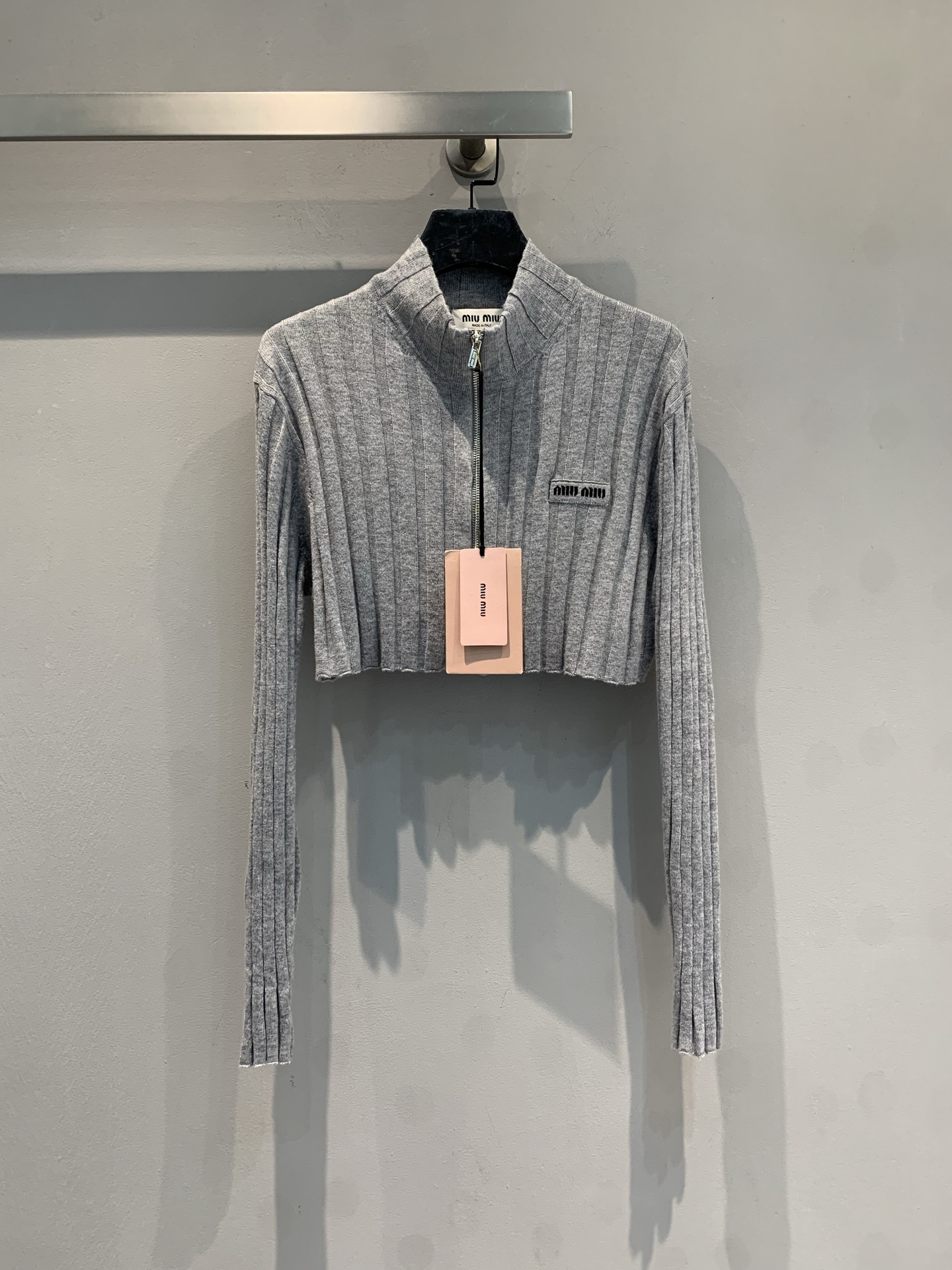 NO:624751,The new model is shipped. MMiumi* 2025 new fashionable and versatile gray zipper short cardigan for autumn and winter. Made of wool and cashmere blended fabric, soft and warm. The grooved texture fits the body shape and has a perfect slimming effect! The half-zipper design is easy to put on and take off, and the short waist-exposed tailoring optimizes the body.  The material proportions make it look great with high-waisted pants or skirts. The brand logo on the chest enhances recognition. It is very suitable for autumn and winter. It is comfortable and fashionable, and can easily create a casual and high-end feel. Size SML, miumiu, skirts, alexander  wang19860909新款出货啦MMiumi*2025秋冬新款时髦百搭灰色拉链短款开衫.采用羊毛羊绒混纺面料,柔软又保暖,坑条纹理贴合身形,显瘦效果满分!半拉链设计方便穿脱,短款露腰剪裁优化身材比例,搭配高腰裤或裙装都很出彩.胸前品牌标识提升辨识度,秋冬季节穿着超适合,舒适又时髦,轻松打造随性高级感.码数SML,,miumiu,skirts,alexander wang,Women's clothing