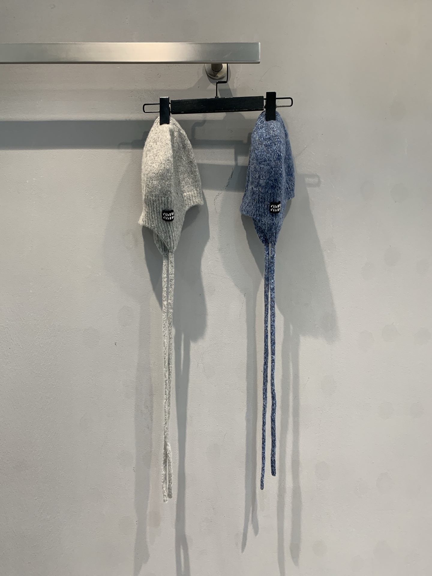 NO:624776,The new model has arrived. Miumi*2025 new fashionable and versatile black label wool knitted cold hat for autumn and winter. It is made of 100% sheep wool fabric, soft, lightweight and super comfortable against the skin. It has a long streamer with a cool feeling, which looks good when tied around the neck or hanging on the shoulders. Wear it in autumn and winter. It is fashionable and effortless. One size fits all,,miumiu,hats,alexander wang19860909新款出货啦Miumi*2025秋冬新款时髦百搭黑标羊毛针织冷帽.采用百分百绵羊毛面料,软糯轻盈贴肤超舒服.自带清冷感的长飘带,绑在脖颈/垂在肩头都好看 秋冬戴它 时髦不费力均码,,miumiu,hats,alexander wang,Women's clothing