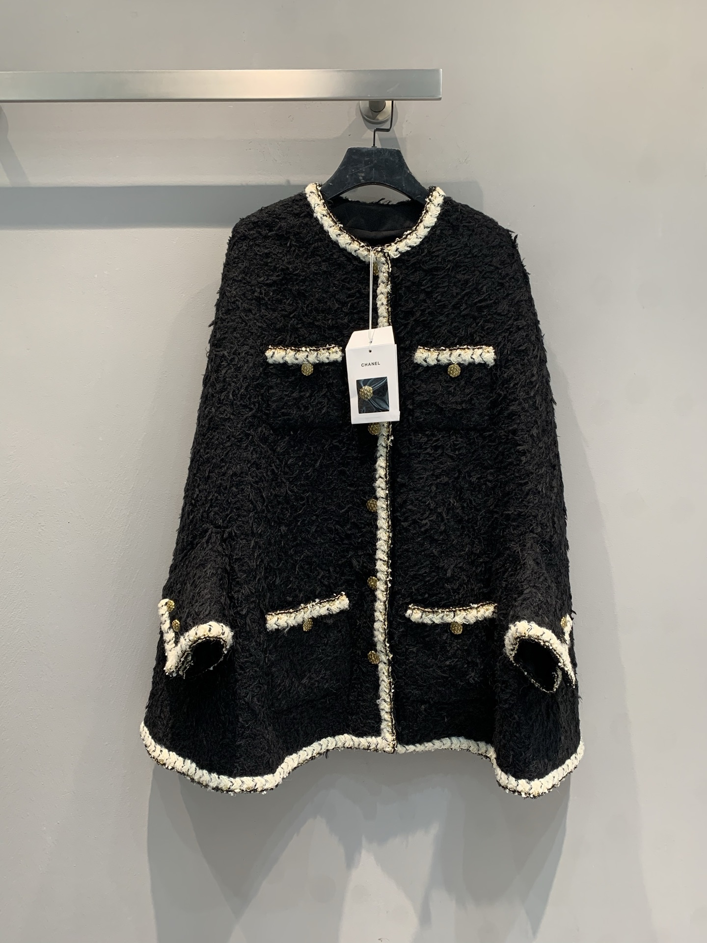 NO:624759,Comes with dust bag. M comes with dust bag. C's 2025 new fashionable retro four-pocket round neck tweed cape jacket for autumn and winter, classic tweed material, embellished with pearls and metal buttons, elegant and refined. Loose silhouette + white trim, full of layering, super aura for autumn and winter! Inspired by aristocratic dresses, paired with boots or skirts, you can easily create a French high-end feel. Limited sale, high collection value, fashionable must-have! Code number 36 38  40,,chanel,boots,skirts,jackets & coats,alexander wang19860909配防尘袋新款出货啦M配防尘袋 C家2025秋冬新款时髦复古四口袋圆领粗花呢斗篷外套,经典粗花呢材质,点缀珍珠和金属纽扣,优雅精致.宽松廓形+白色镶边,层次感满满,秋冬穿超有气场!灵感来自贵族礼服,搭配长靴或裙装,轻松打造法式高级感.限量发售,收藏价值超高,时髦精必入!码数36 38 40,,chanel,boots,skirts,jackets & coats,alexander wang,Women's clothing