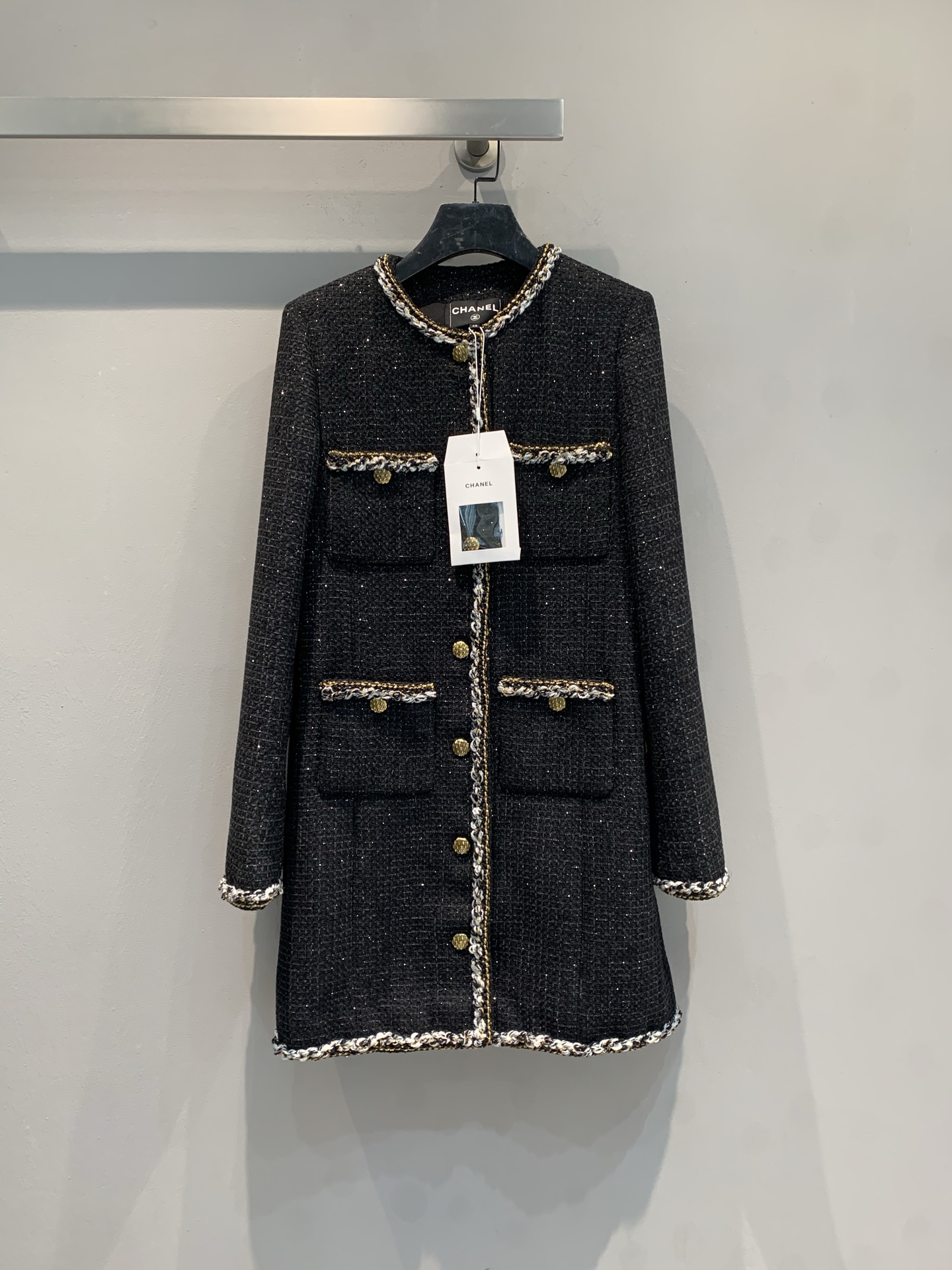 NO:624778,New model shipped M. Comes with dust bag. C's 2025 autumn and winter new fashionable retro four-pocket round neck tweed mid-length jacket, black and white gold thread weaving, fine shiny fabrics, low-key luxury. Skirt-style hem + gold buttons + chain decoration, perfect craftsmanship. Classic four-pocket design, neat tailoring, body modification, full of elegance! Suitable for formal occasions or high-end parties, it will look even better with skirts or dresses of the same series. Size 36 38  40,,chanel,skirts,jackets & coats,alexander wang19860909新款出货啦M 配防尘袋 C家2025秋冬新款时髦复古四口袋圆领粗花呢中长款外套,黑白金线编织,细闪面料低调奢华.裙摆式下摆+金色纽扣+链条装饰,精致工艺满分.经典四口袋设计,剪裁利落,修饰身形,优雅气质拉满!适合正式场合或高端聚会,搭配同系列半裙或连衣裙更出彩.码数36 38 40,,chanel,skirts,jackets & coats,alexander wang,Women's clothing